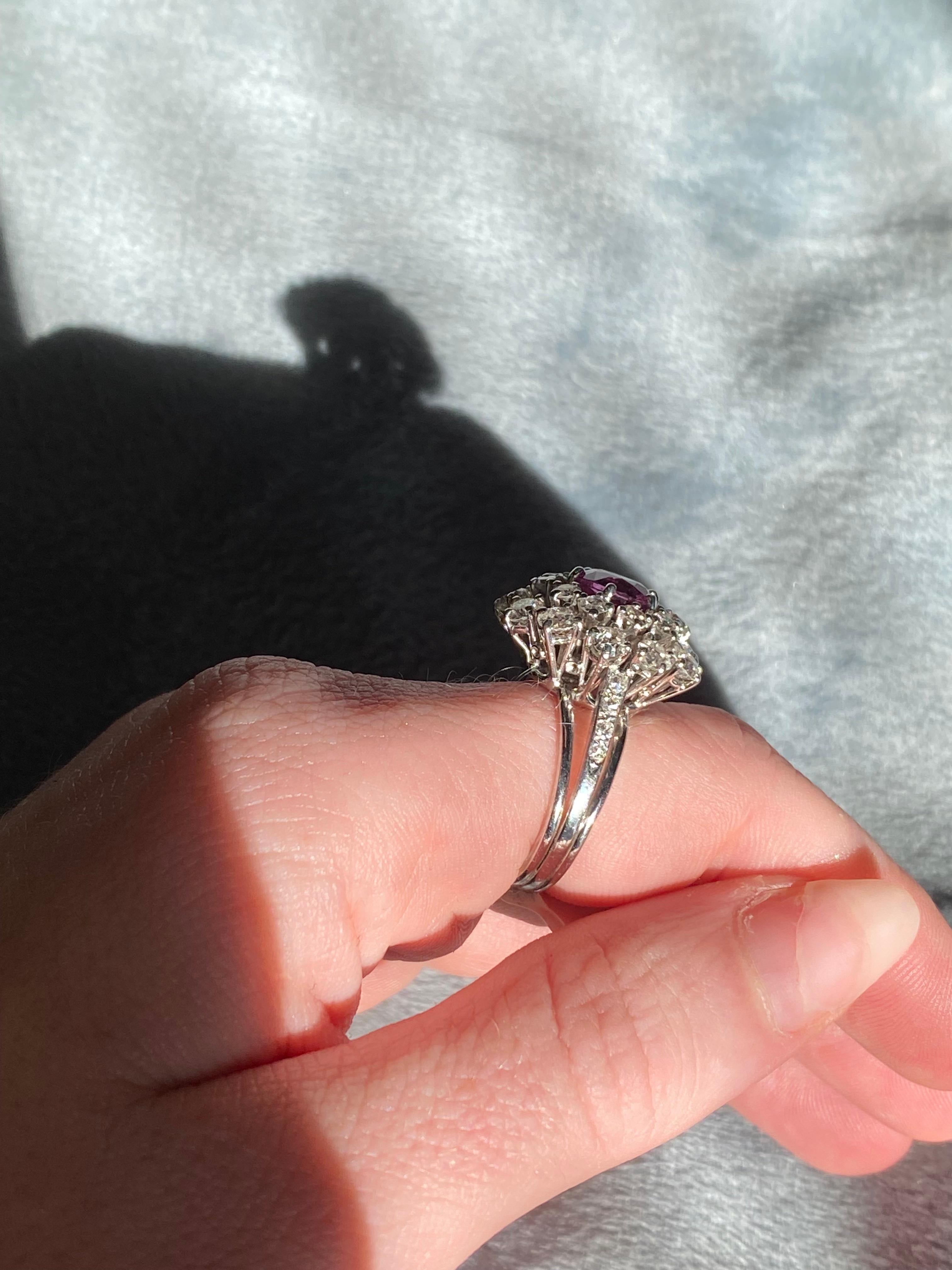 2,04ct Pink Sapphire Mid Century Ring mit Old European Cut Diamant Halo im Angebot 3