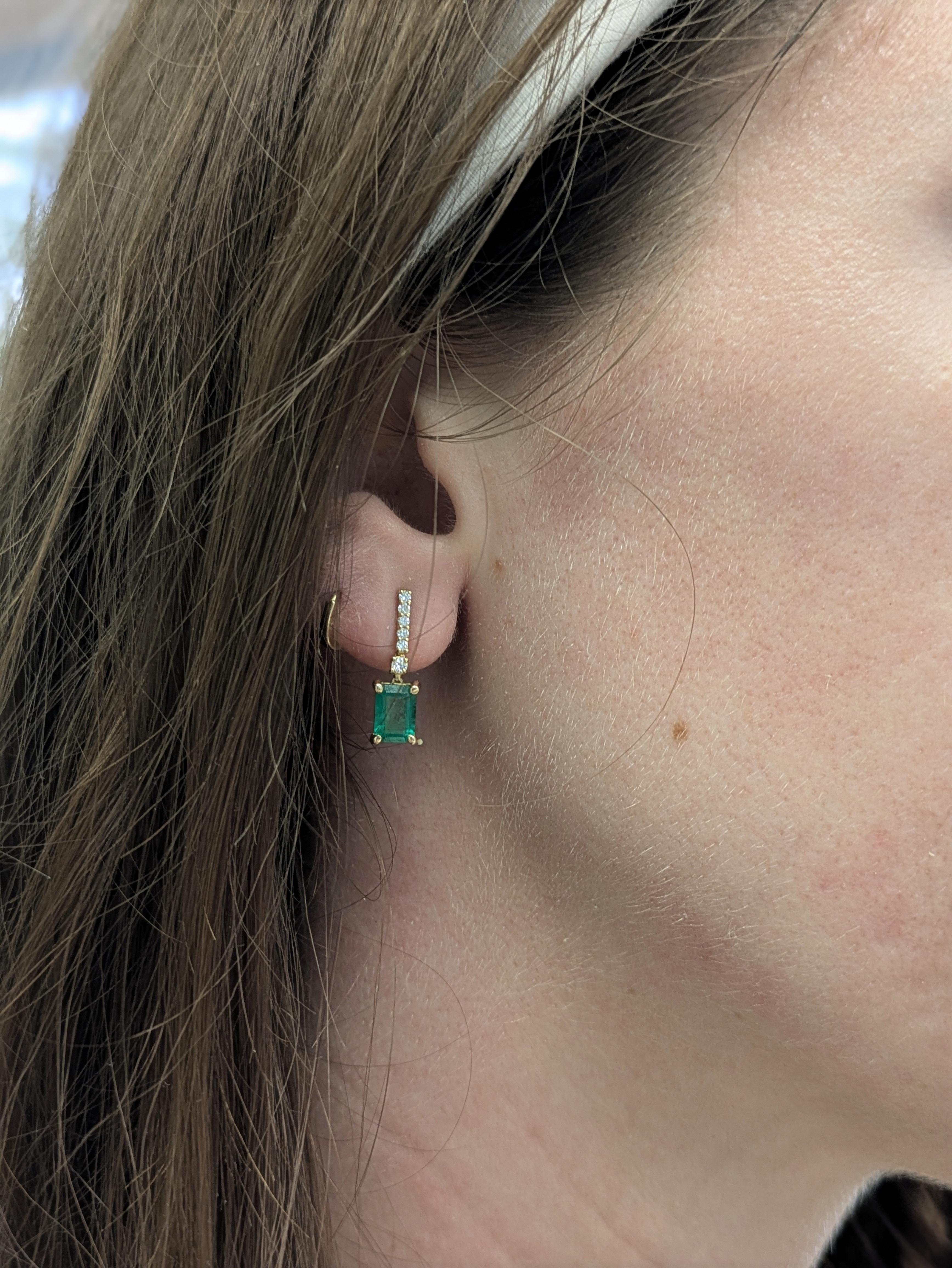 Élégantes boucles d'oreilles en forme d'émeraude serties dans de l'or jaune massif 14K, rehaussées de diamants naturels pour plus d'éclat. Un design intemporel qui allie le charme classique à un éclat luxueux.

