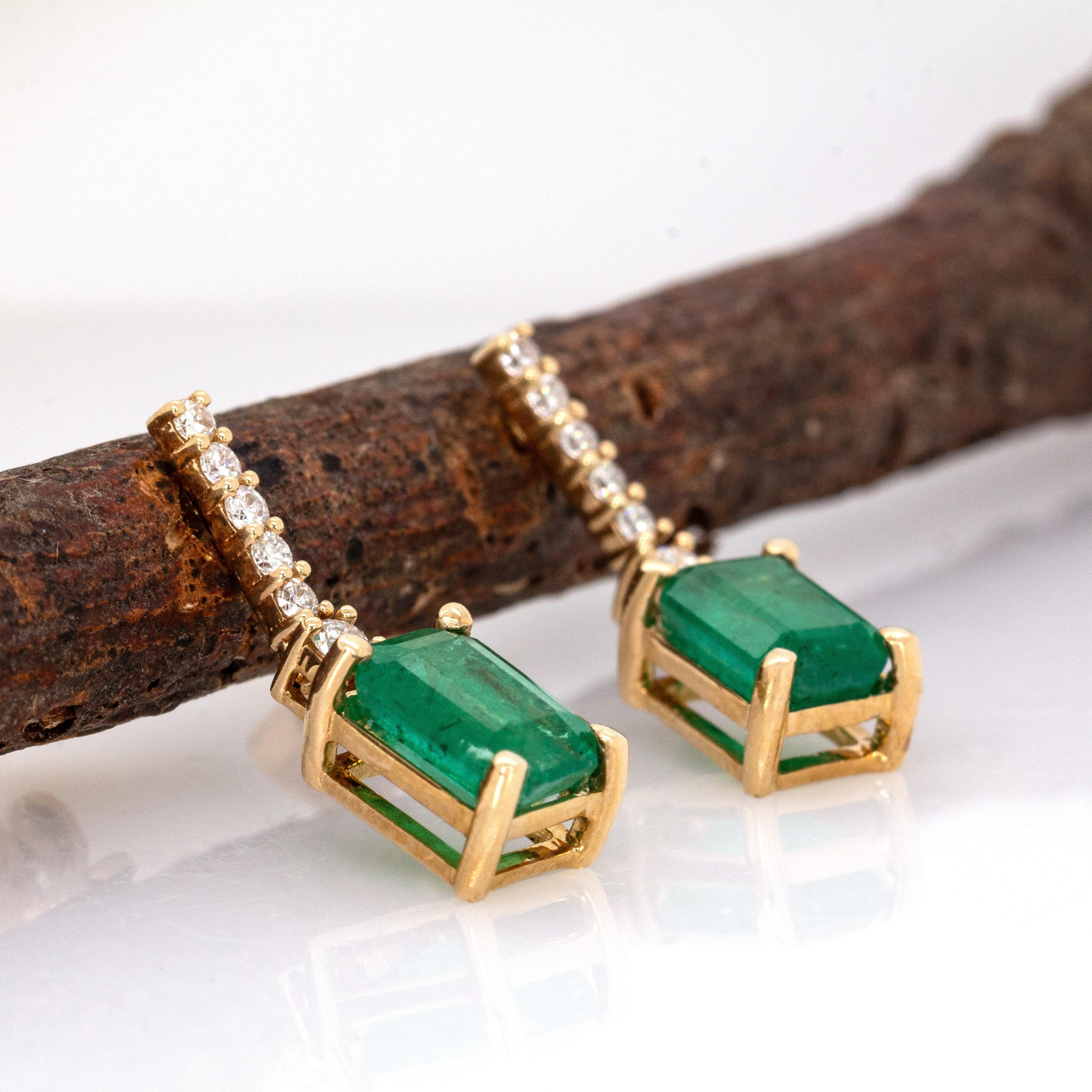 Taille émeraude Boucles d'oreilles émeraude de 2.04cts avec accents de diamant naturel : Or massif 14k, 7x5mm en vente
