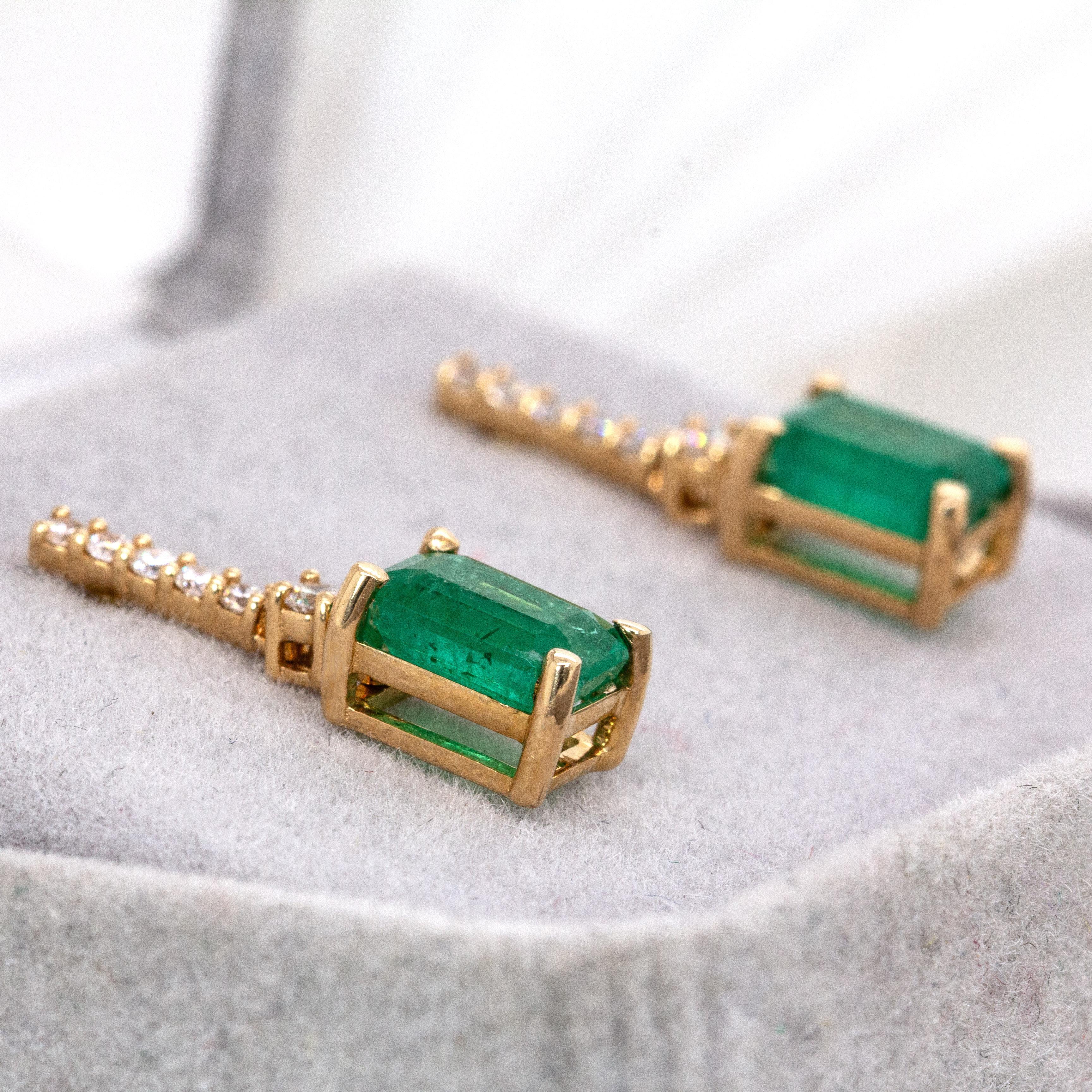 Boucles d'oreilles émeraude de 2.04cts avec accents de diamant naturel : Or massif 14k, 7x5mm Neuf - En vente à Columbus, OH