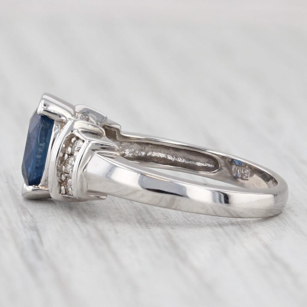 Informazioni sulla gemma:
- Zaffiro Nature -
Carati - 1,80ct 
Taglio - Brilliante ovale
Colore - Blu scuro
Trattamento - Riscaldato

- Diamanti naturali -
Carati totali - 0,06ctw
Taglio - Brillante rotondo
Colore - G - J.
Chiarezza - SI2 - I1

-