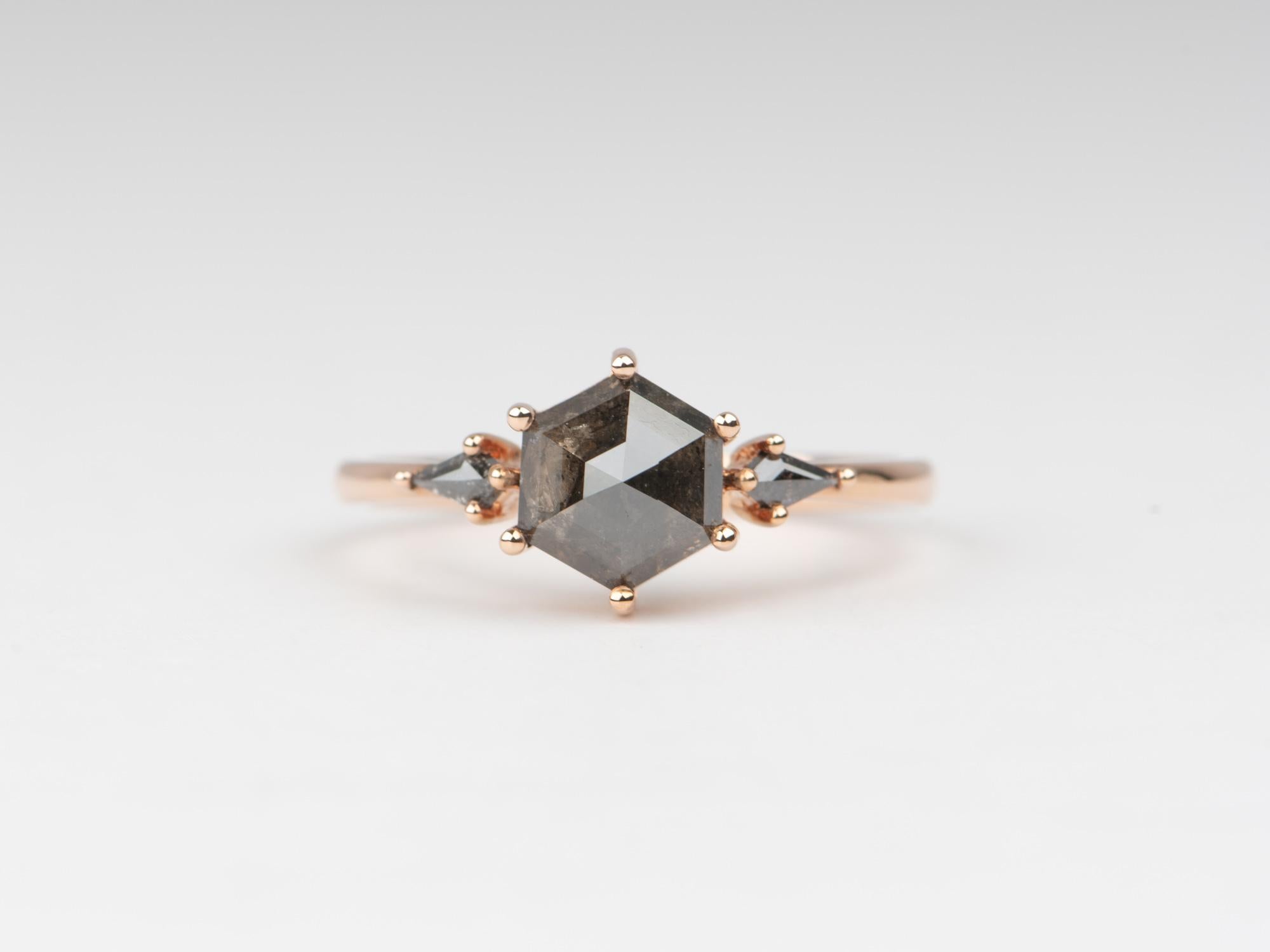 ♥ Anillo de compromiso de oro rosa de 14 quilates con diamante hexagonal oscuro de 2,04 ctw y lados en forma de cometa R6678
♥ Anillo de oro rosa macizo de 14k engastado con un hermoso diamante en forma de hexágono
♥ ¡Precioso color negro sal y
