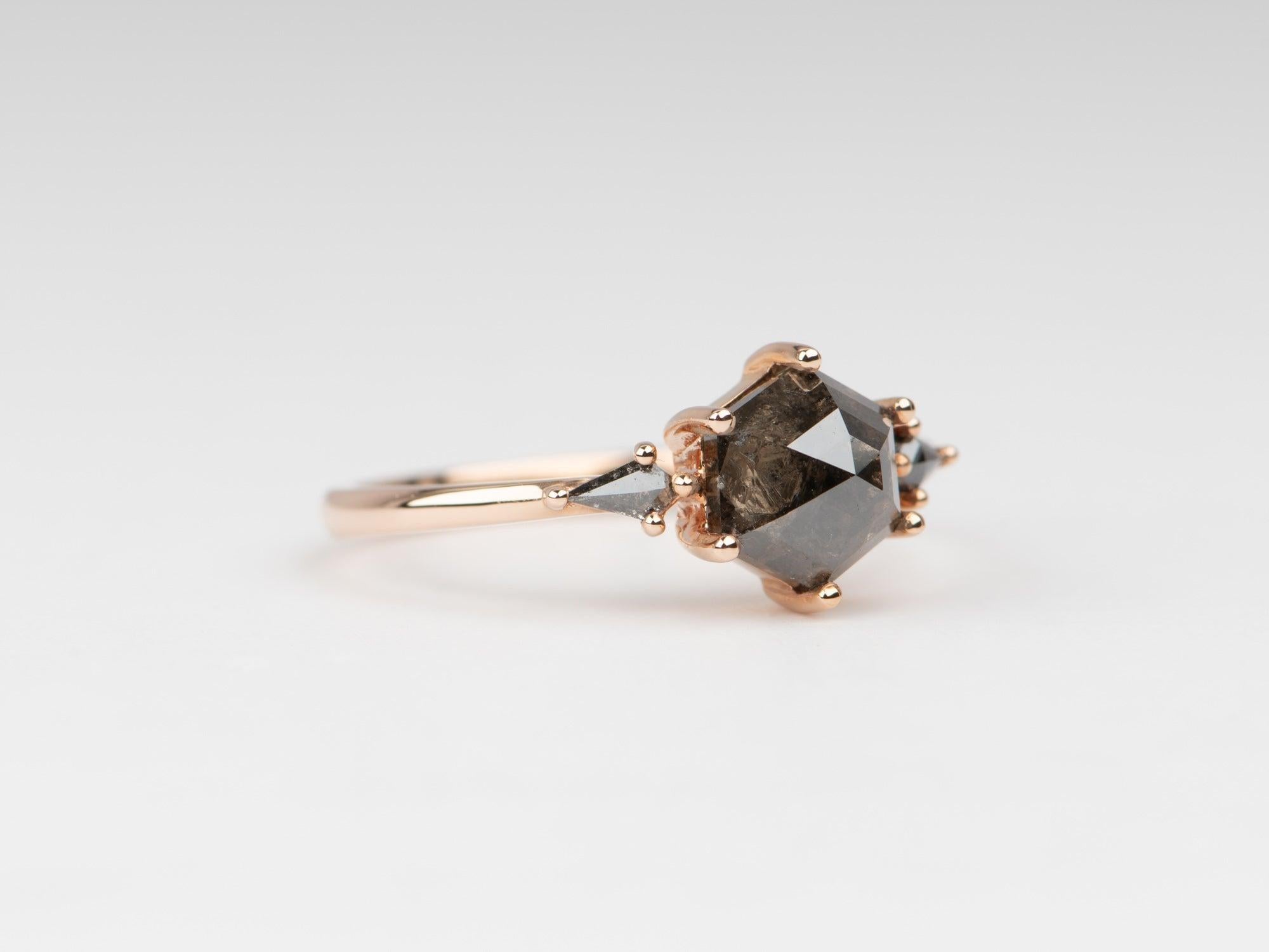 Anillo de compromiso de diamantes hexagonales oscuros de 2,04 ctw con lados de cometa Oro rosa de 14 quilates R6678 Corte rosa en venta
