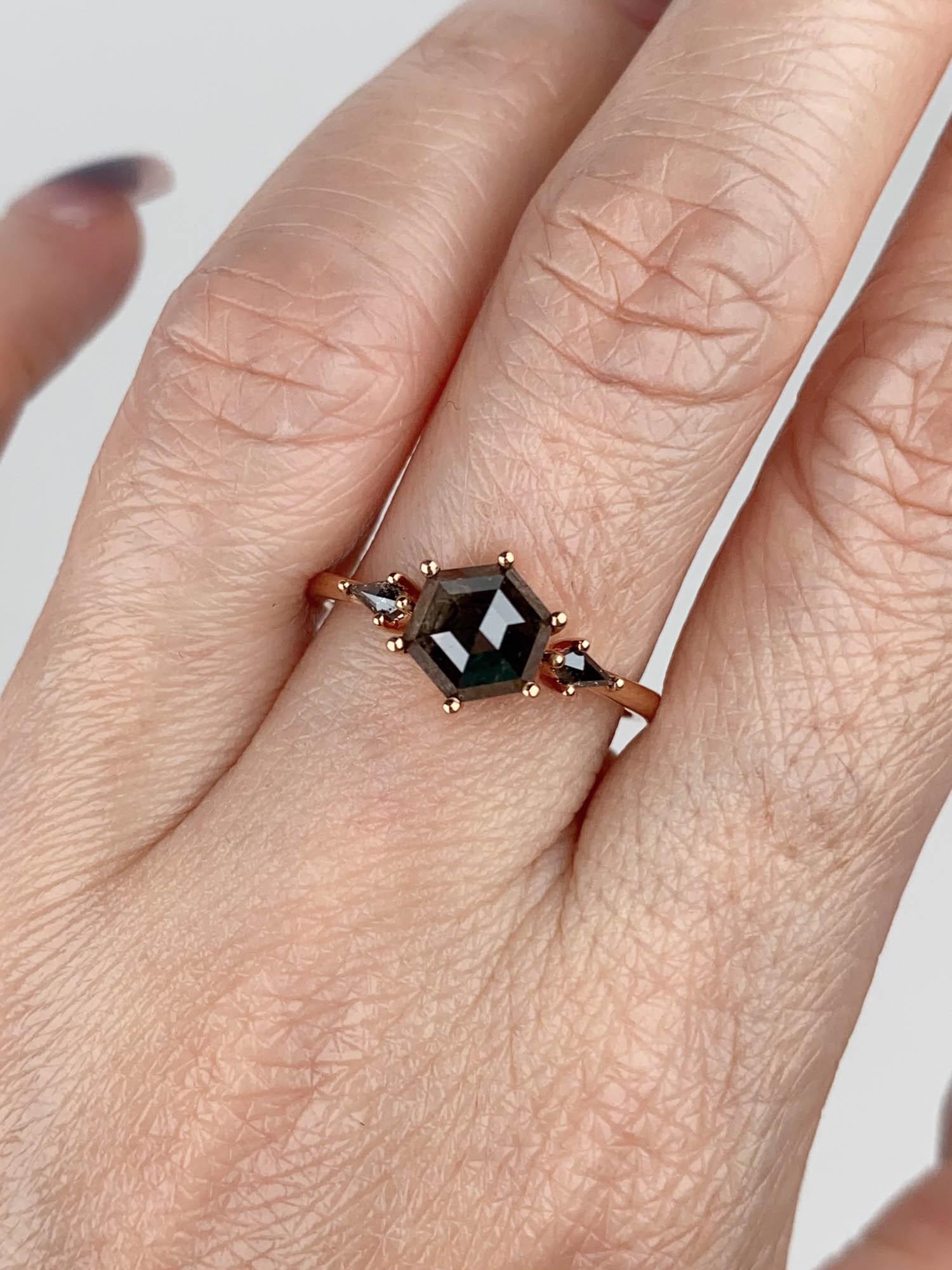 Femenino o masculino Anillo de compromiso de diamantes hexagonales oscuros de 2,04 ctw con lados de cometa Oro rosa de 14 quilates R6678 en venta