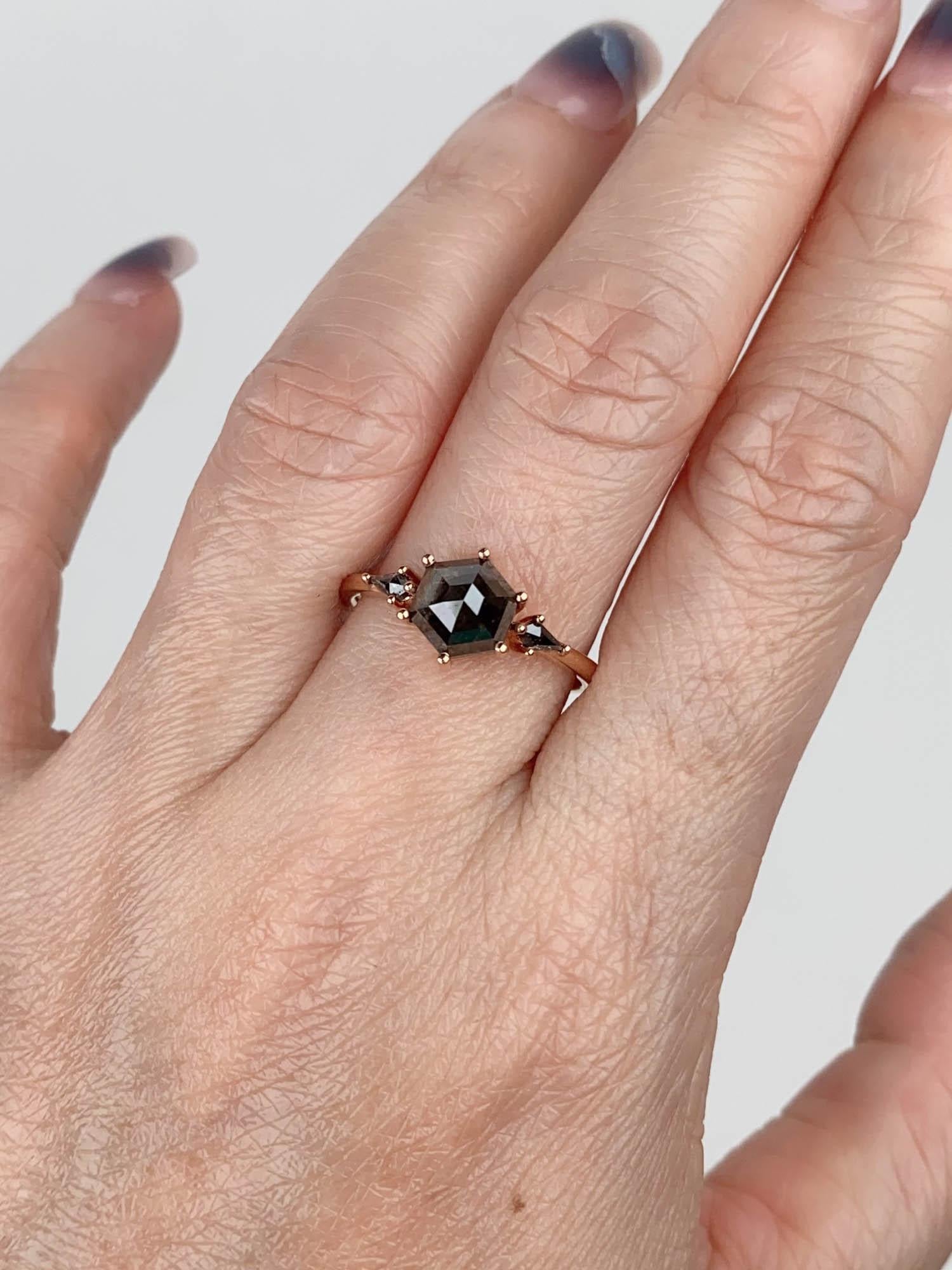 Anillo de compromiso de diamantes hexagonales oscuros de 2,04 ctw con lados de cometa Oro rosa de 14 quilates R6678 en venta 1