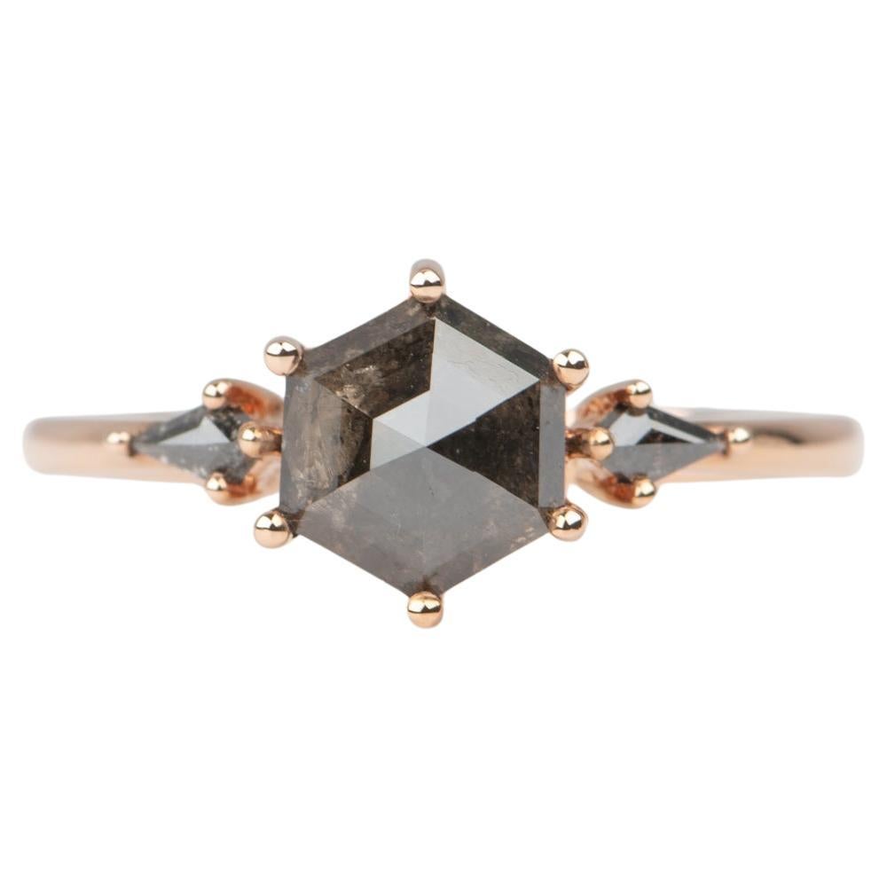 Anillo de compromiso de diamantes hexagonales oscuros de 2,04 ctw con lados de cometa Oro rosa de 14 quilates R6678