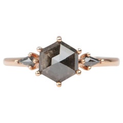 Anillo de compromiso de diamantes hexagonales oscuros de 2,04 ctw con lados de cometa Oro rosa de 14 quilates R6678