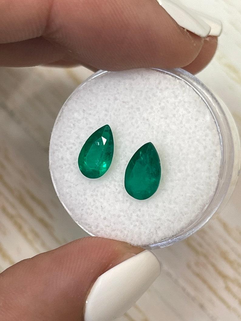 A. Stone: Smeraldo
Peso totale: 2,04-tcw
Forma: Taglio a pera
Chiarezza: Trasparente
Lucentezza: Molto buono
Colore: Vivido Greene & Greene
Misure: 9.19mm x 5.51mm x 3.78mm // 8.75mm x 5.22mm x 3.83mm
Origine geografica: Colombia
Trattamento: