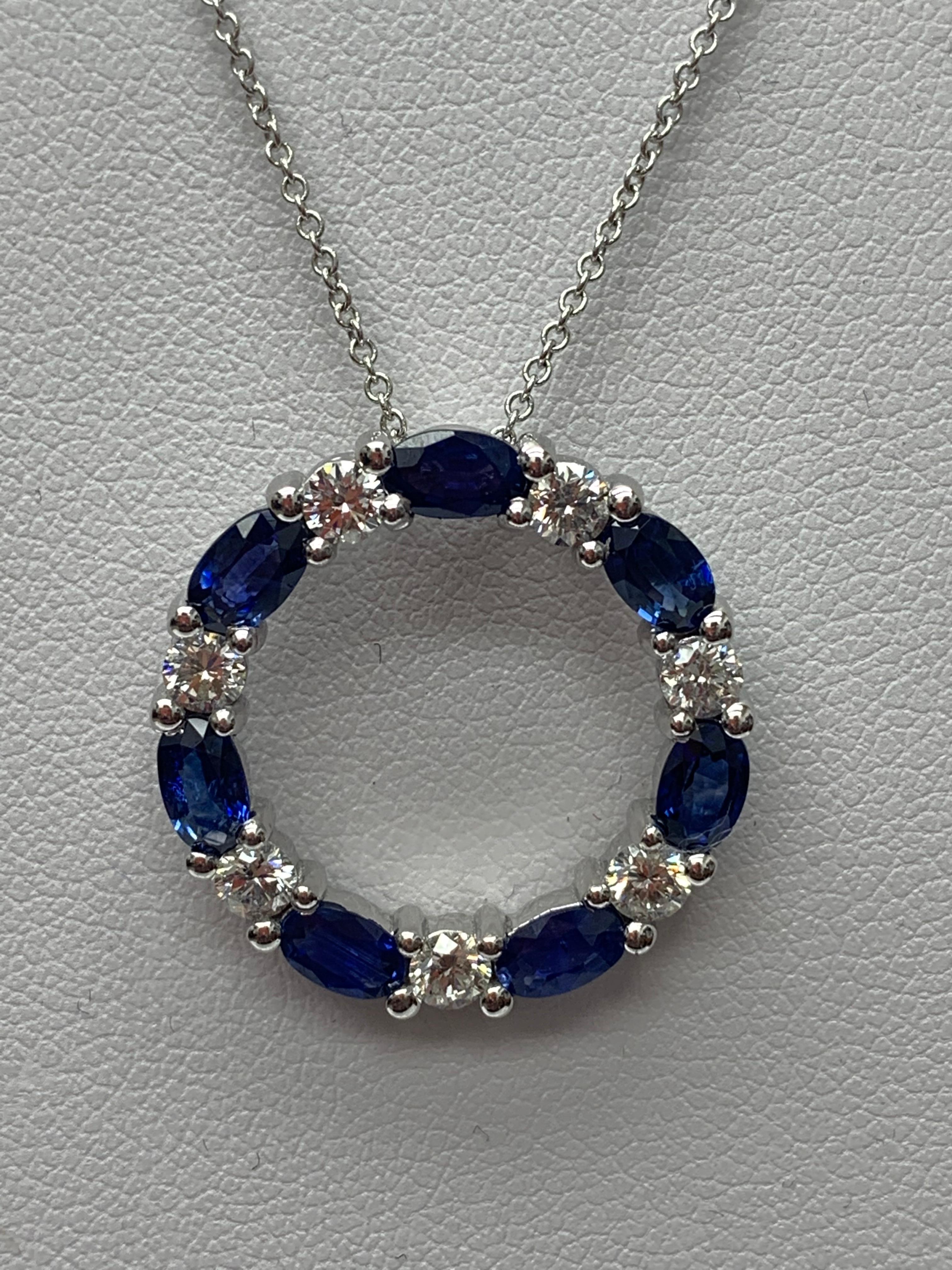 Eine stilvolle Anhänger-Halskette mit einer Reihe von blauen Saphiren, die sich mit Diamanten abwechseln, gefasst in einem durchbrochenen, runden Design. 7 ovale Saphire wiegen 2,05 und 7 Diamanten im Brillantschliff wiegen insgesamt 0,71 Karat.