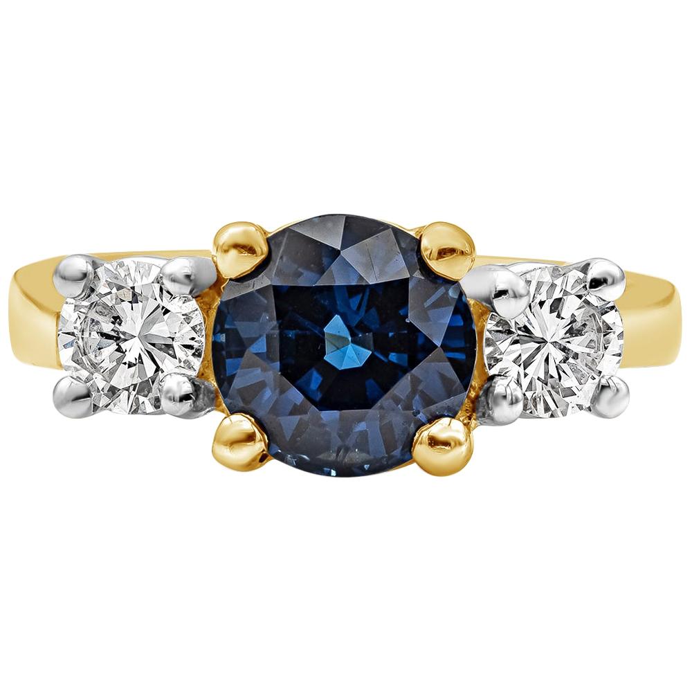 Bague de fiançailles à trois pierres en saphir bleu de 2.05 carat et diamant de Roman Malakov