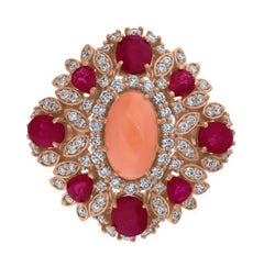 Corallo da 2,05 carati Rubino da 2,65 carati Diamante SI/H da 0,83 carati Anello in oro rosa 18 carati