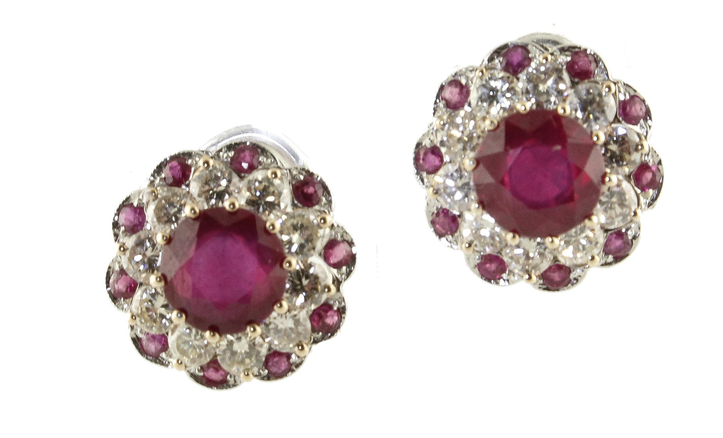 Glowing earrings in 14kt white and yellow gold composed of a ruby in the center surrounded by diamonds and rubies.
Diamonds 2.05 kt
Rubies 5.29 kt
Tot.Weight 6.10 gr
R.F hgah

For any enquires, please contact the seller through the message center.