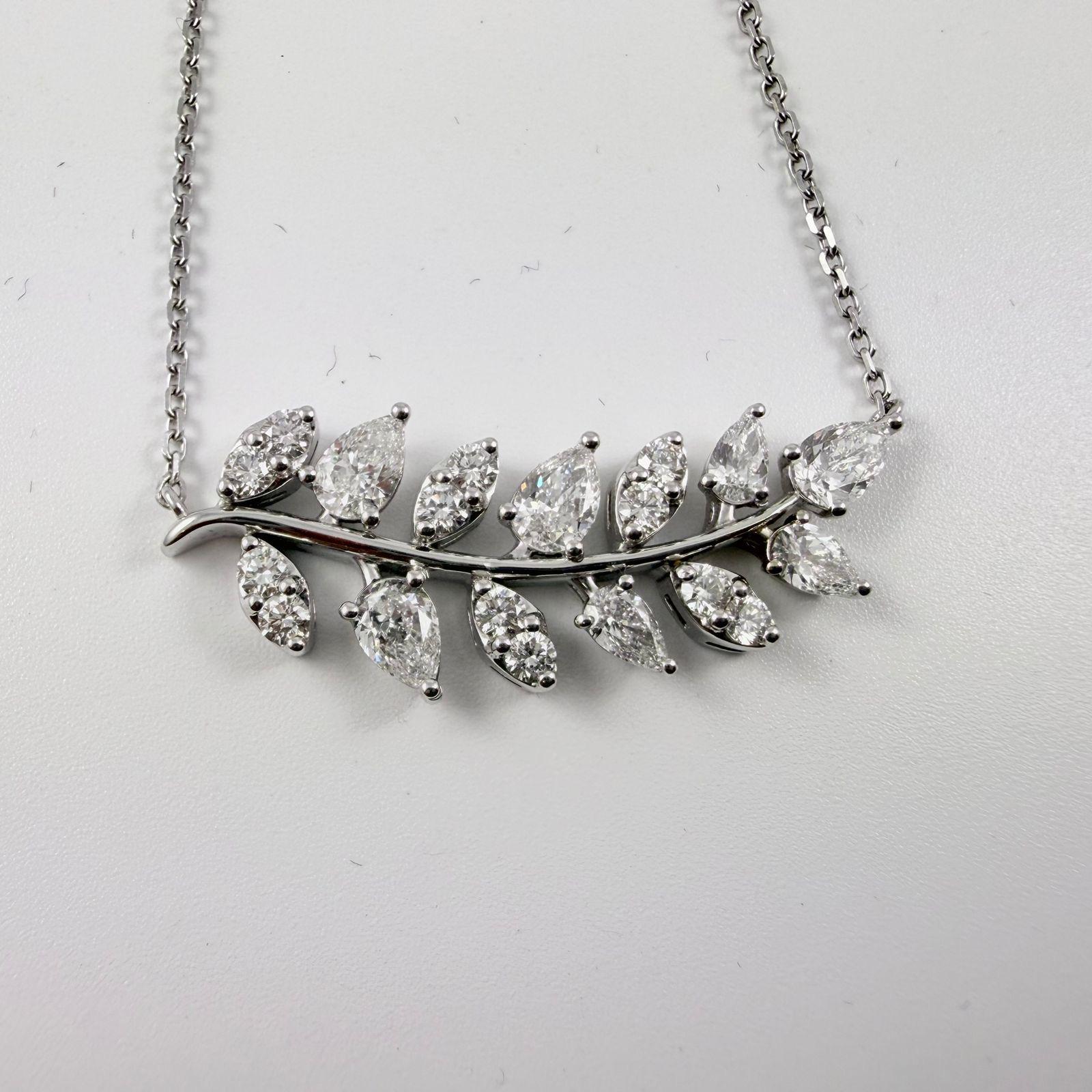 Un collier feuille de diamant à couper le souffle en or blanc 14 carats, cette pièce exquise est une célébration de l'élégance naturelle et de l'artisanat raffiné. Conçu avec un gracieux motif de feuilles, le pendentif présente un mélange harmonieux