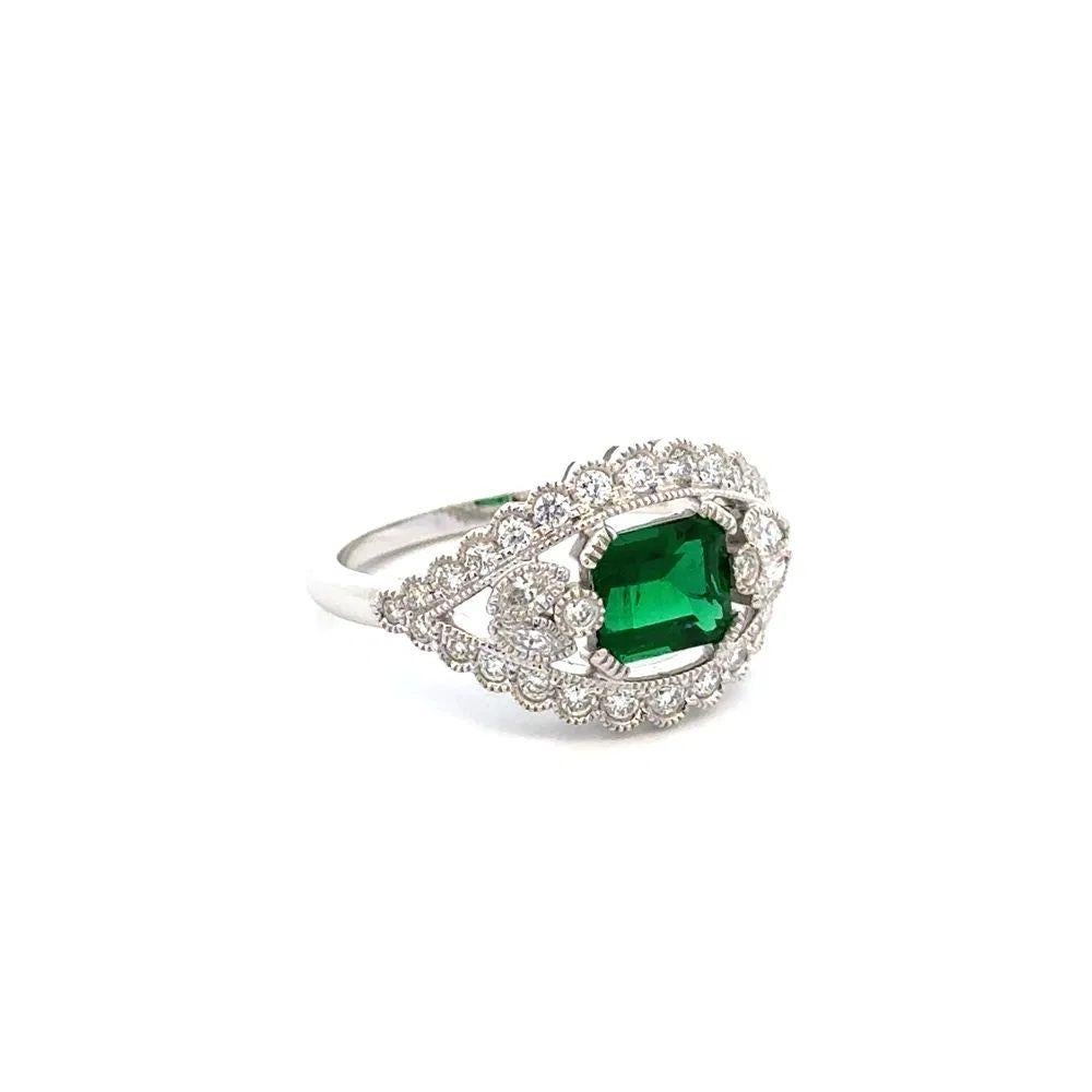 ¡Sencillamente Precioso! Esmeralda y diamante de 1,02 quilates Anillo de cóctel solitario vintage de oro. Centra una Esmeralda de 1,02 quilates engastada a mano y rodeada de Diamantes, con un peso aproximado de 0,38 quilates. Montaje Milgrain de oro