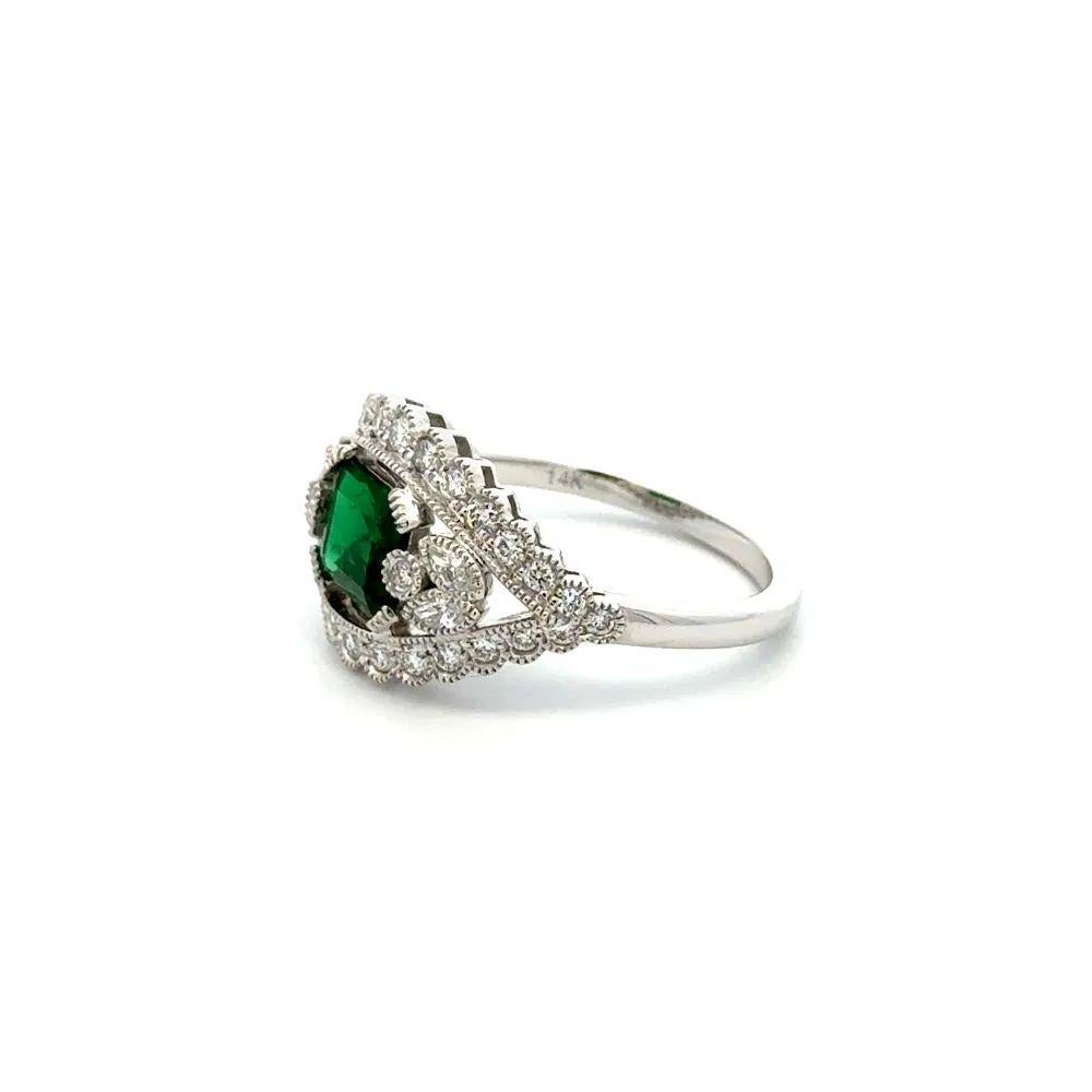 Esmeralda y diamante de 2,05 quilates Anillo de cóctel vintage de oro en Excelente estado para la venta en Montreal, QC