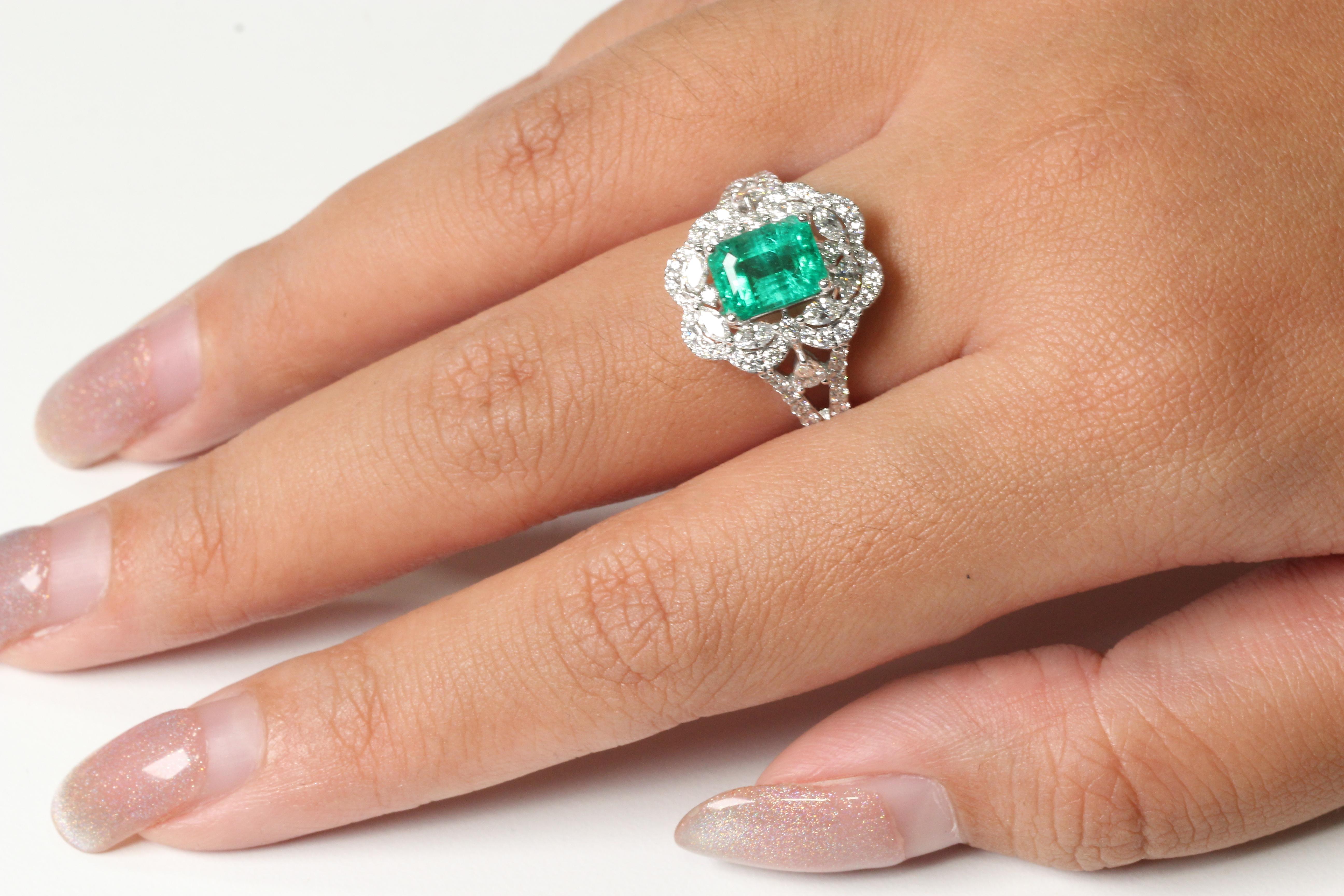 2.05 Carat Emerald and Diamond Ring in 18 Karat Gold In New Condition For Sale In Bangkok, 10