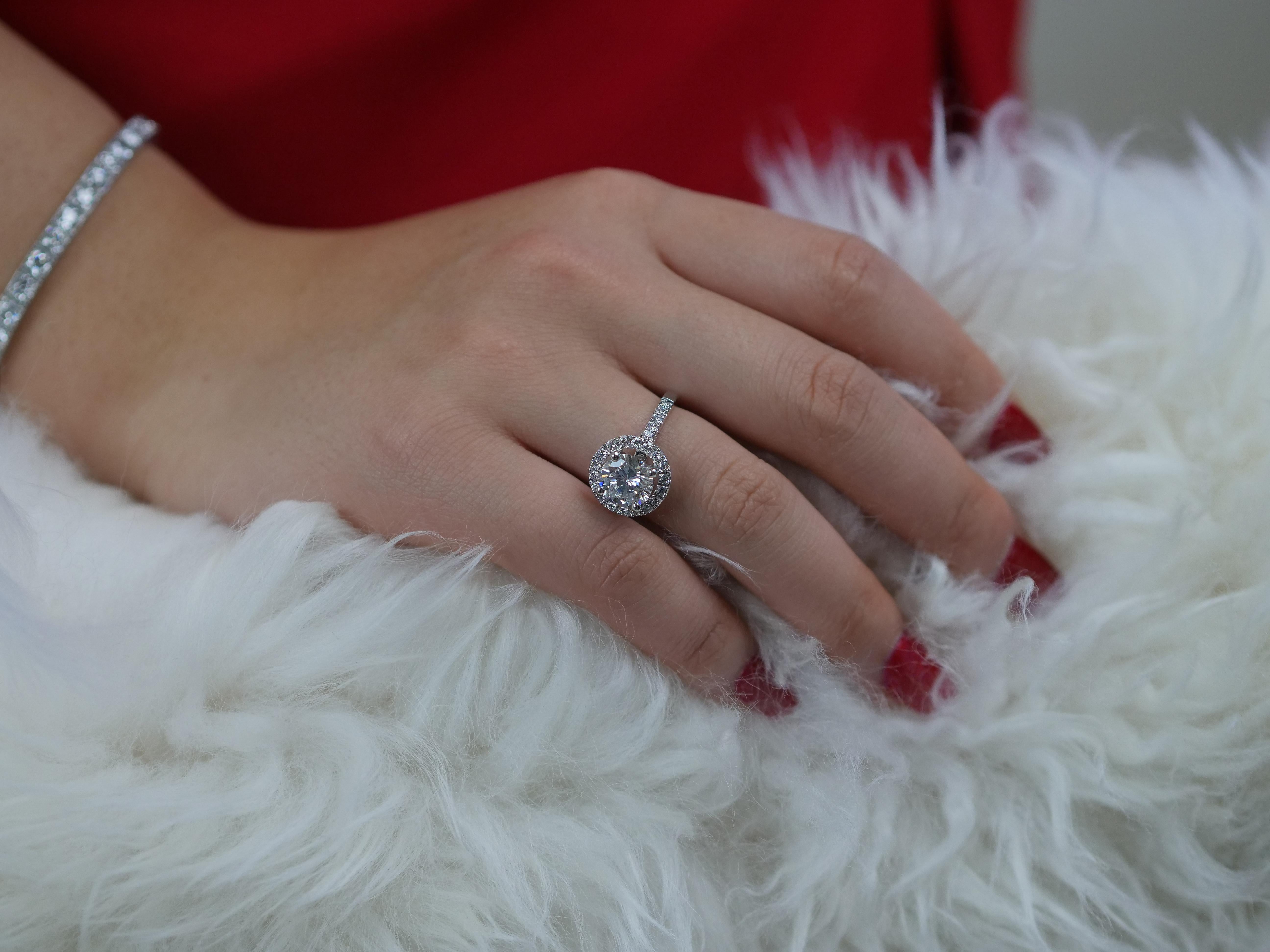 GIA Certificado Single Stone Diamante Redondo 2.05ct F, VVS2 Anillo de Compromiso en venta 5