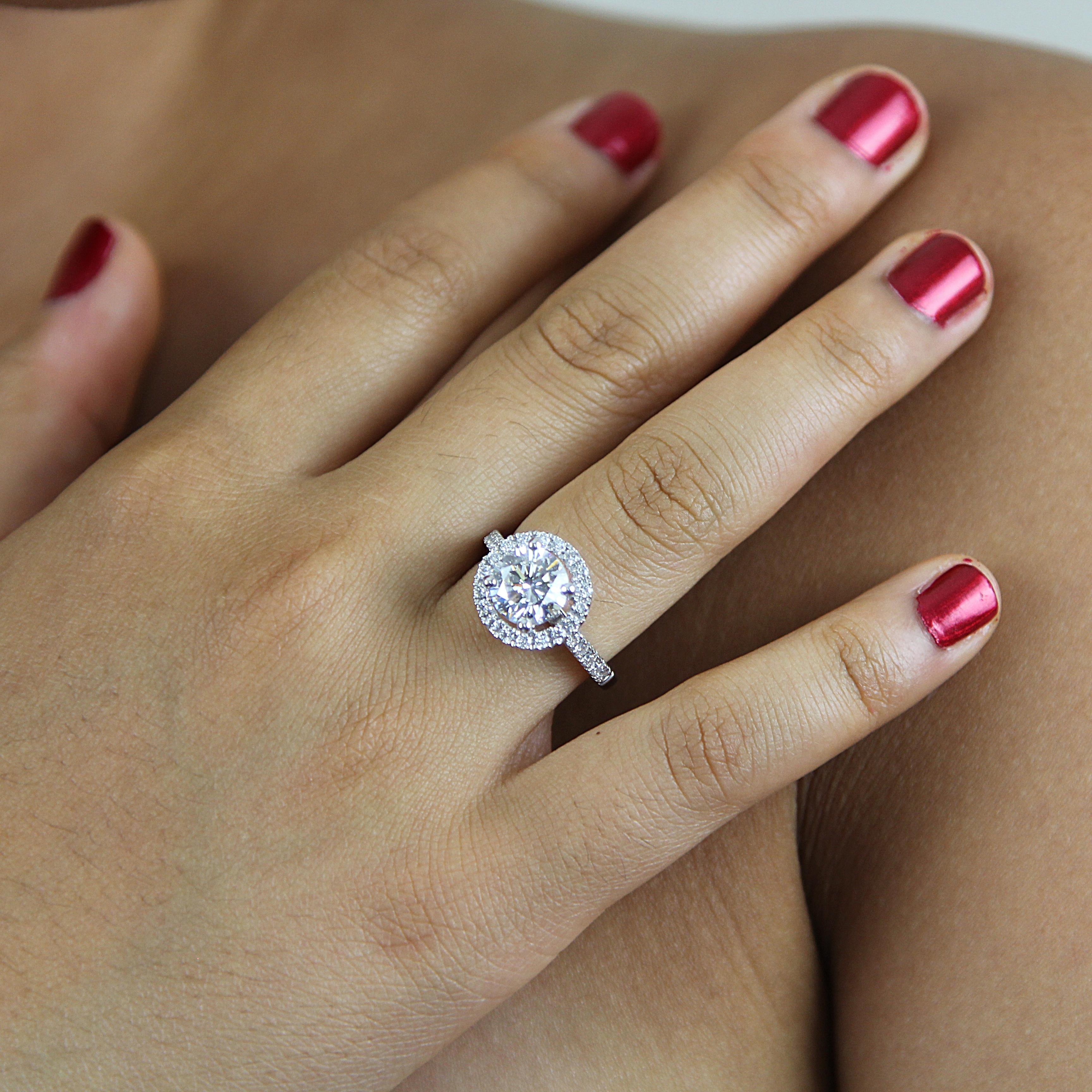 GIA Certificado Single Stone Diamante Redondo 2.05ct F, VVS2 Anillo de Compromiso en venta 6