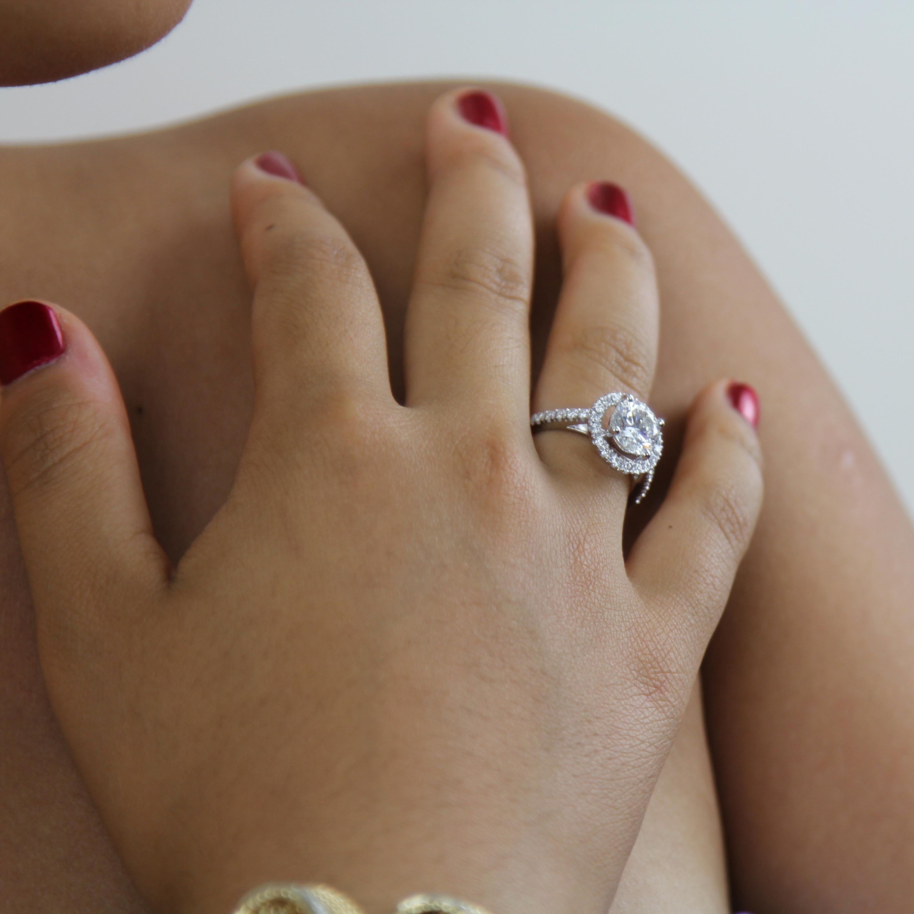 GIA Certificado Single Stone Diamante Redondo 2.05ct F, VVS2 Anillo de Compromiso en venta 7