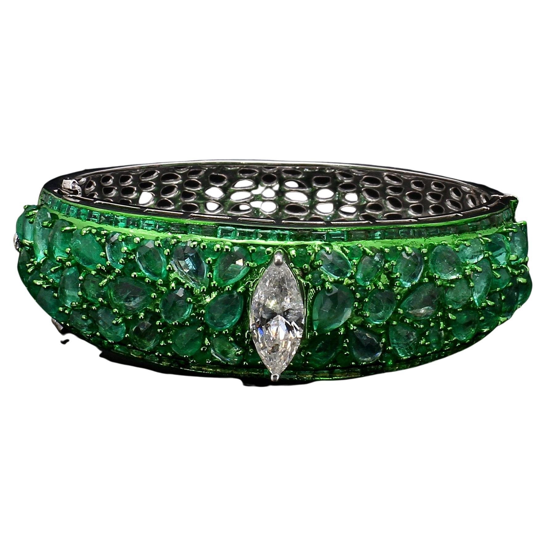 Bangle da spiaggia con diamante naturale marquise da 2,05 carati e smeraldi taglio rosa in vendita