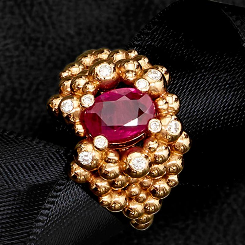 This modern British-London Hallmarked 18 karat rose gold ring, set with highest quality of diamonds and 2.05 carat of natural ruby from Burma is from MAIKO NAGAYAMA's Haute Couture Collection called 
