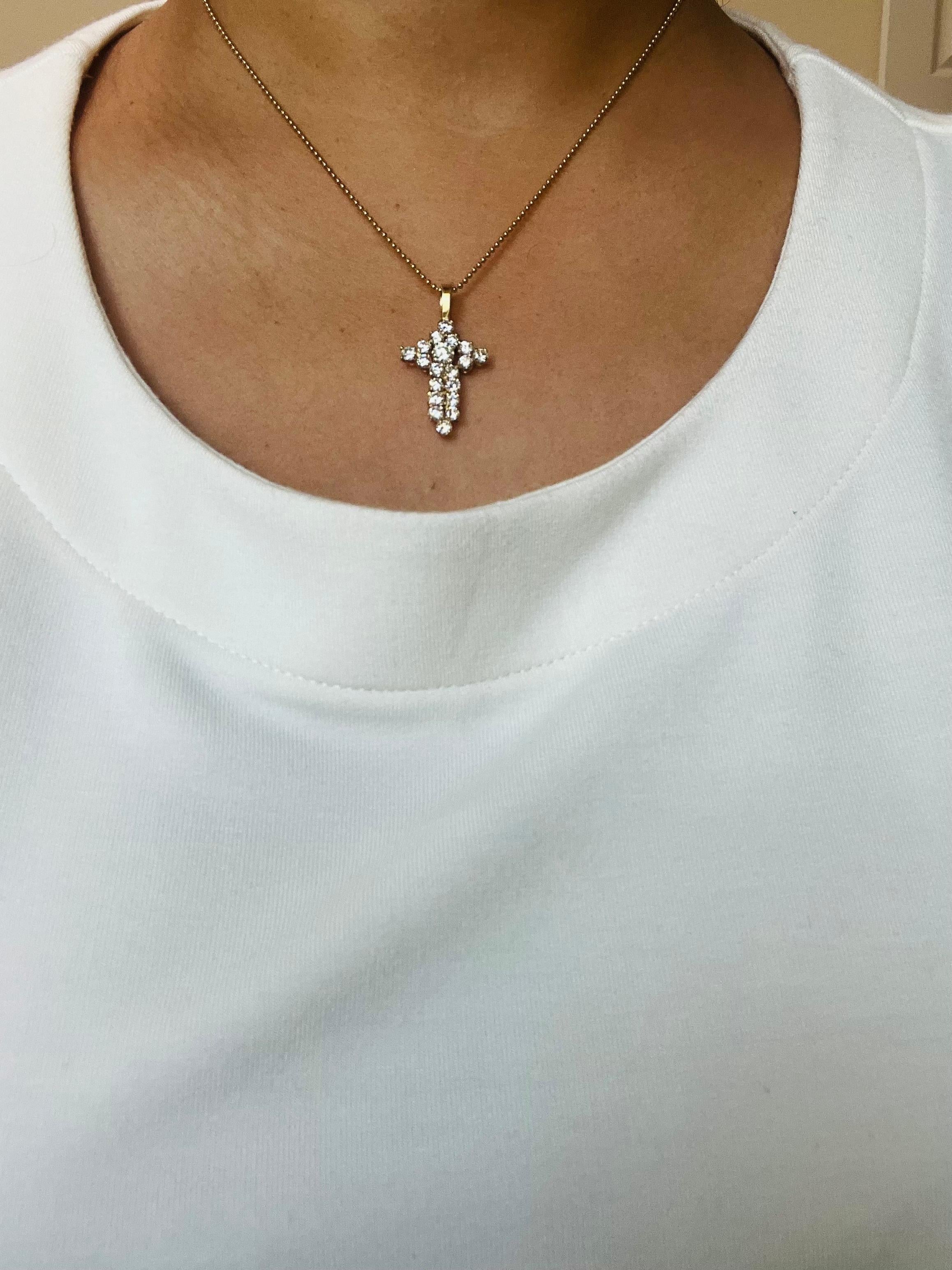 Taille ronde Pendentif en or jaune avec croix de diamants naturels de 2.05 carat en vente