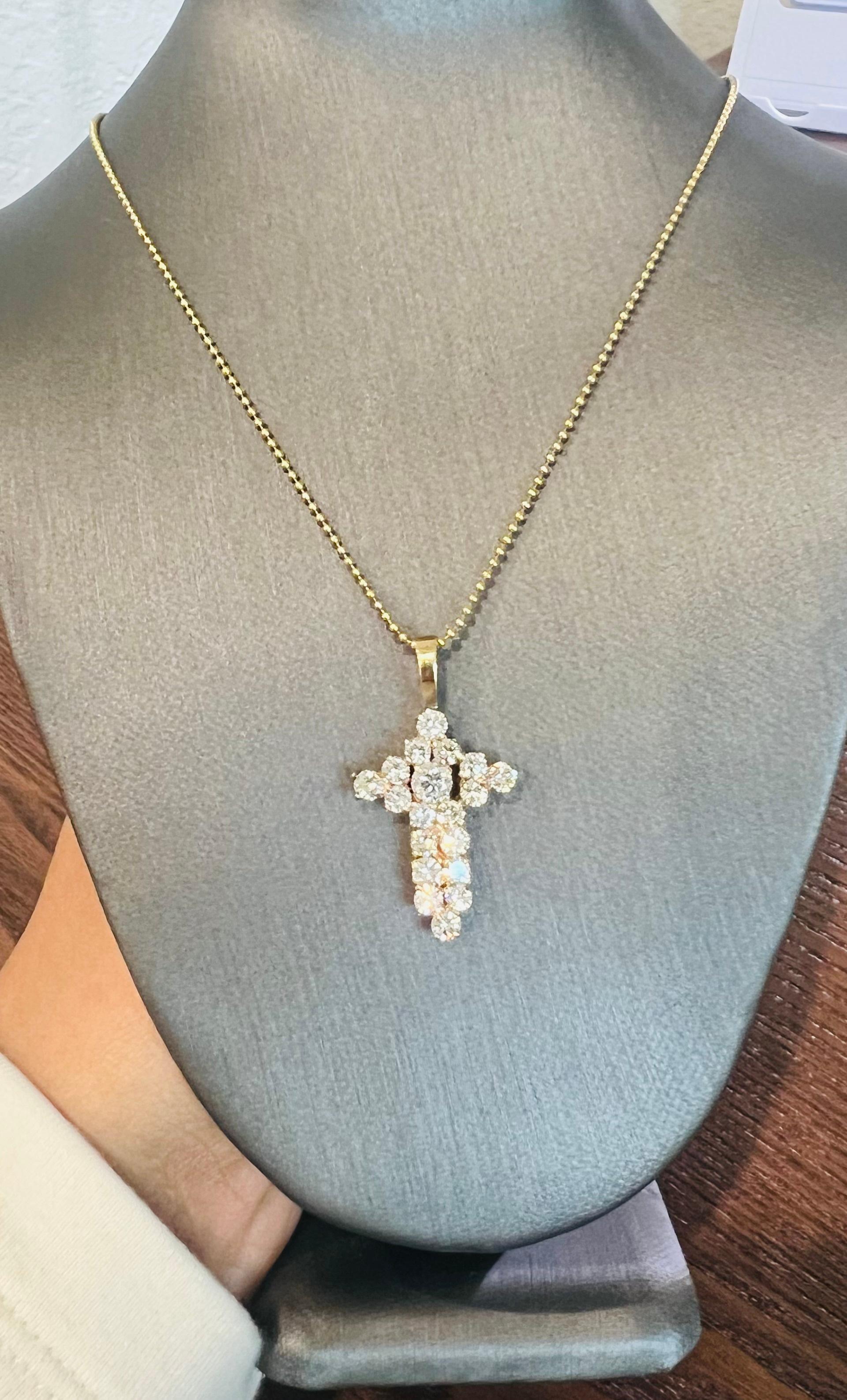 Pendentif en or jaune avec croix de diamants naturels de 2.05 carat Pour femmes en vente