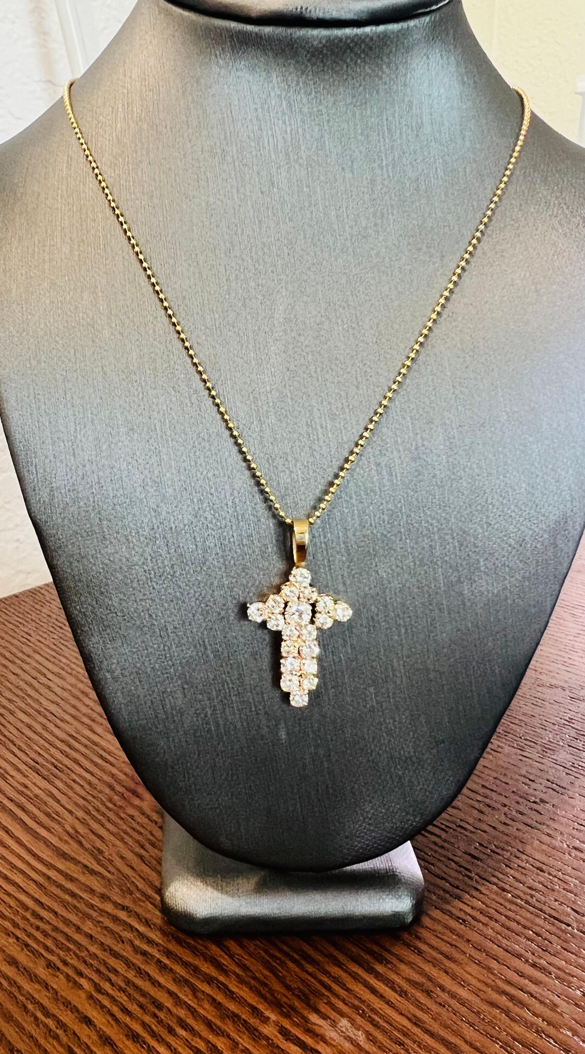Pendentif en or jaune avec croix de diamants naturels de 2.05 carat en vente 1