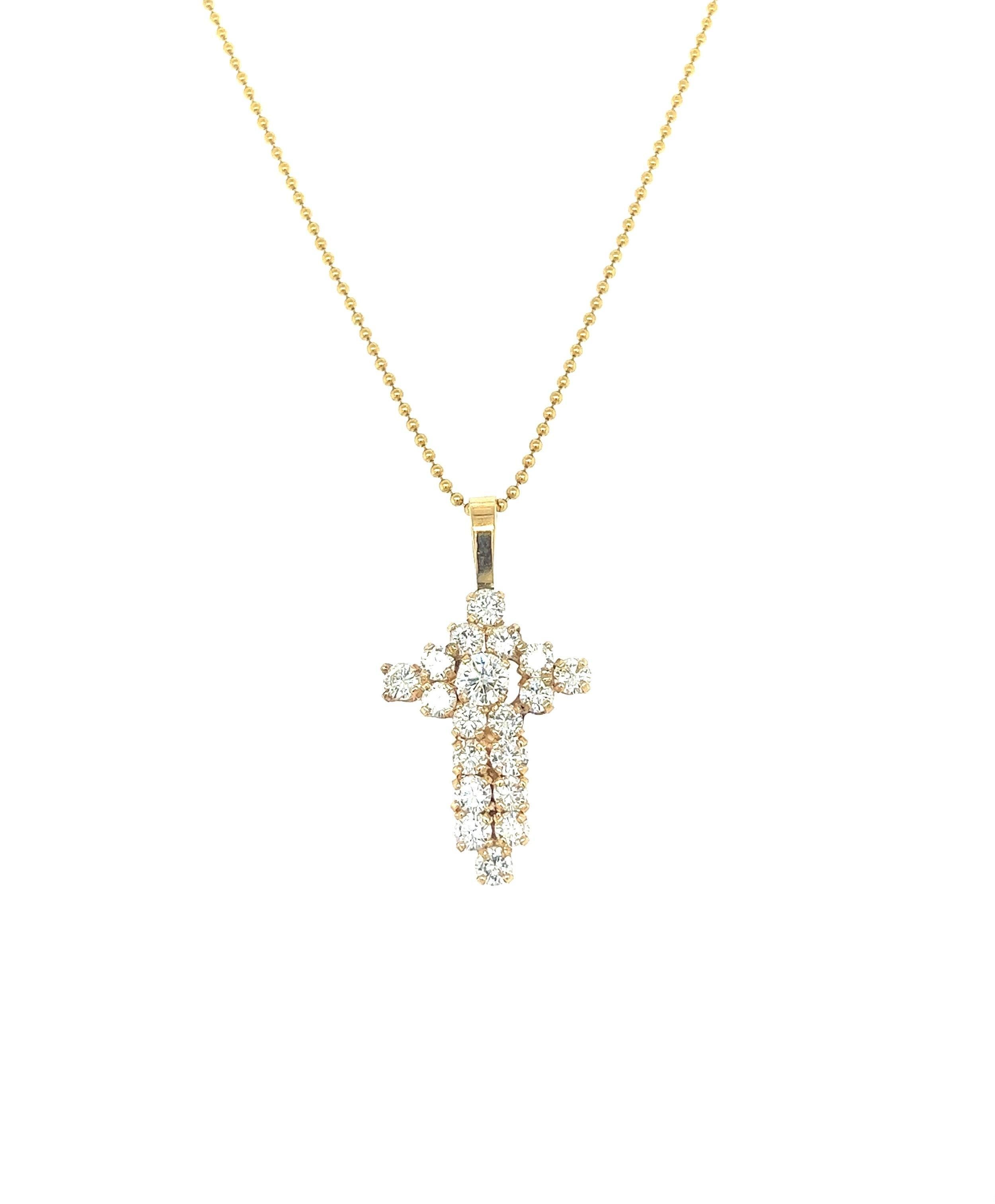 Pendentif en or jaune avec croix de diamants naturels de 2.05 carat en vente 2