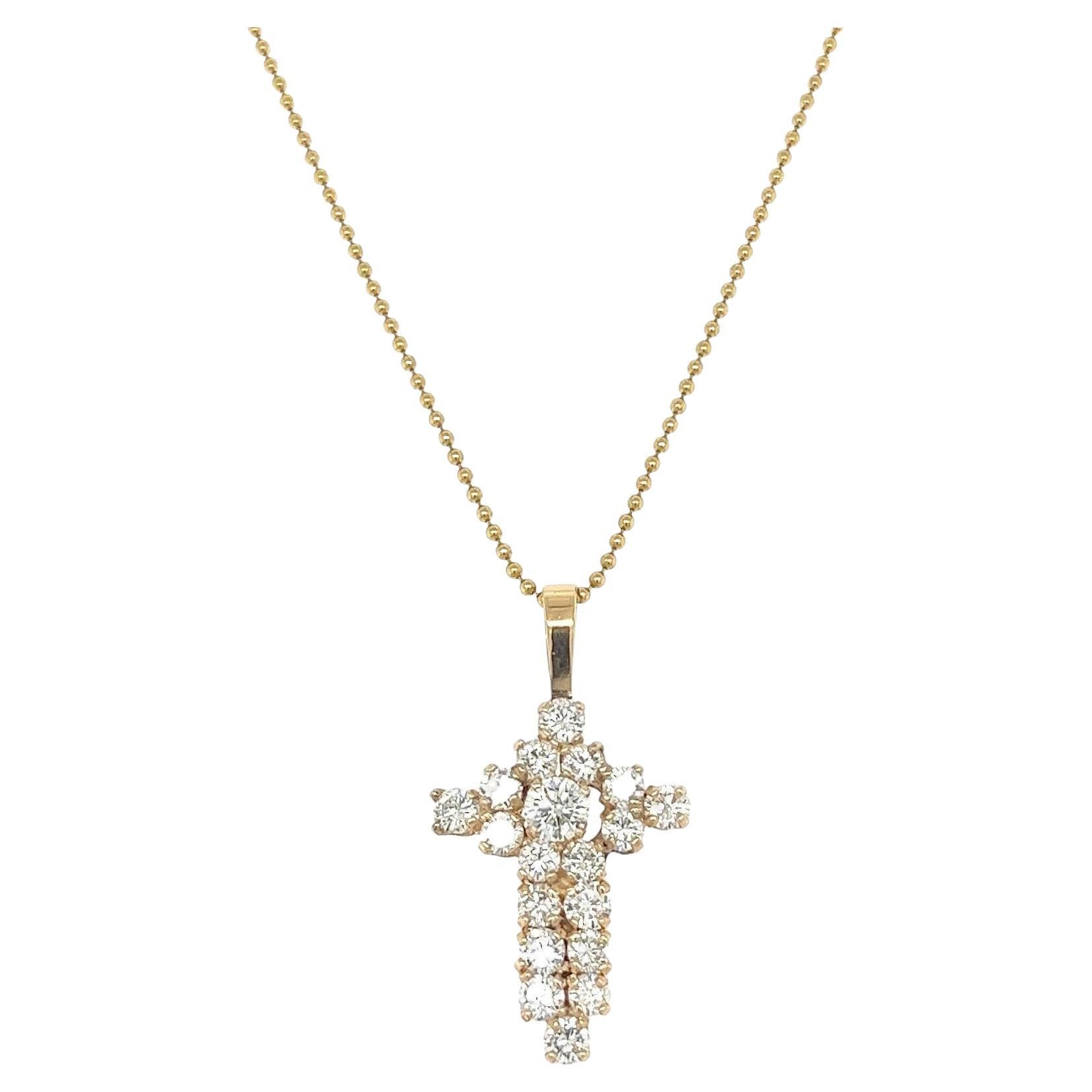 Pendentif en or jaune avec croix de diamants naturels de 2.05 carat en vente