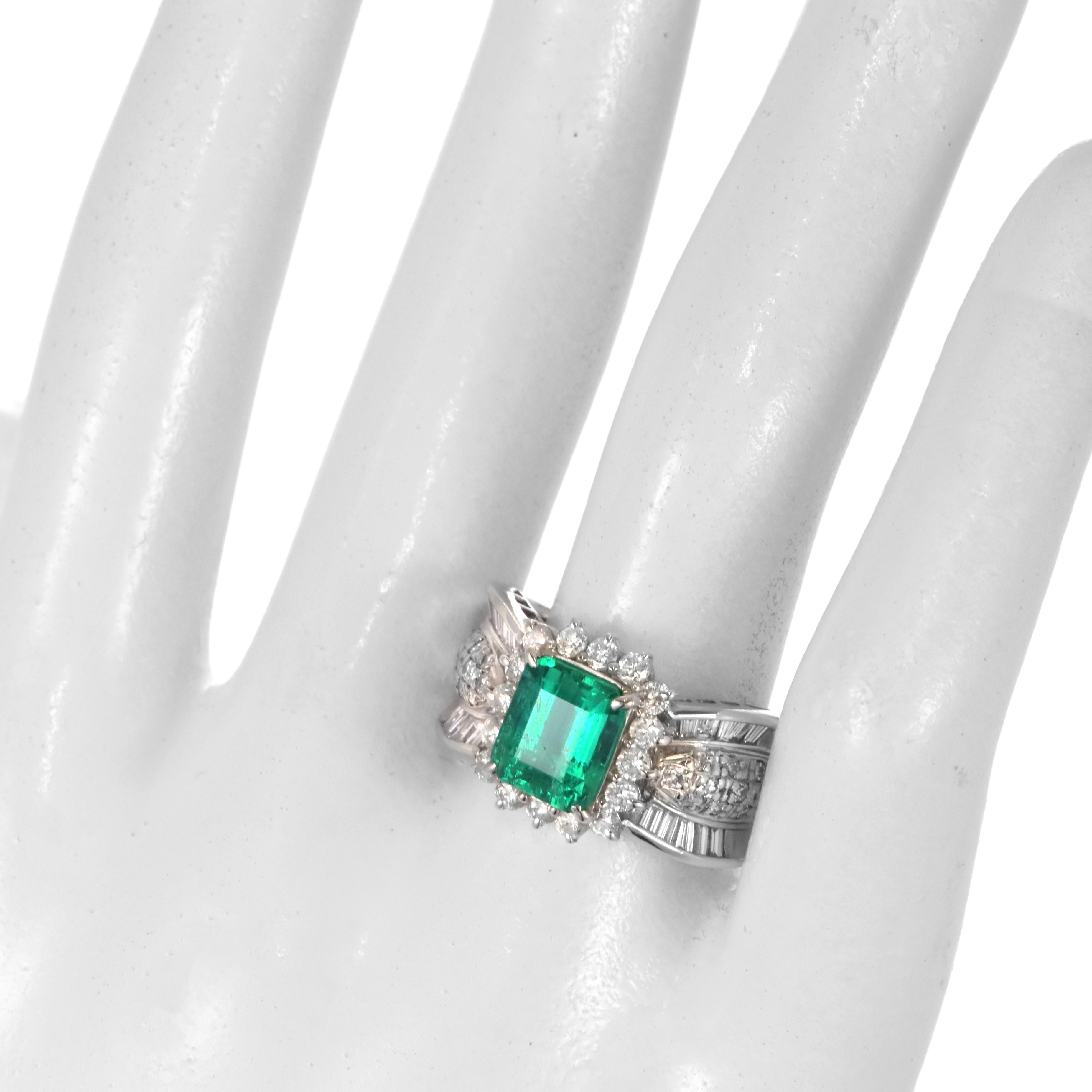 2.05 Carat Natural Emerald and Diamond Cocktail Ring Made in Platinum im Angebot 4