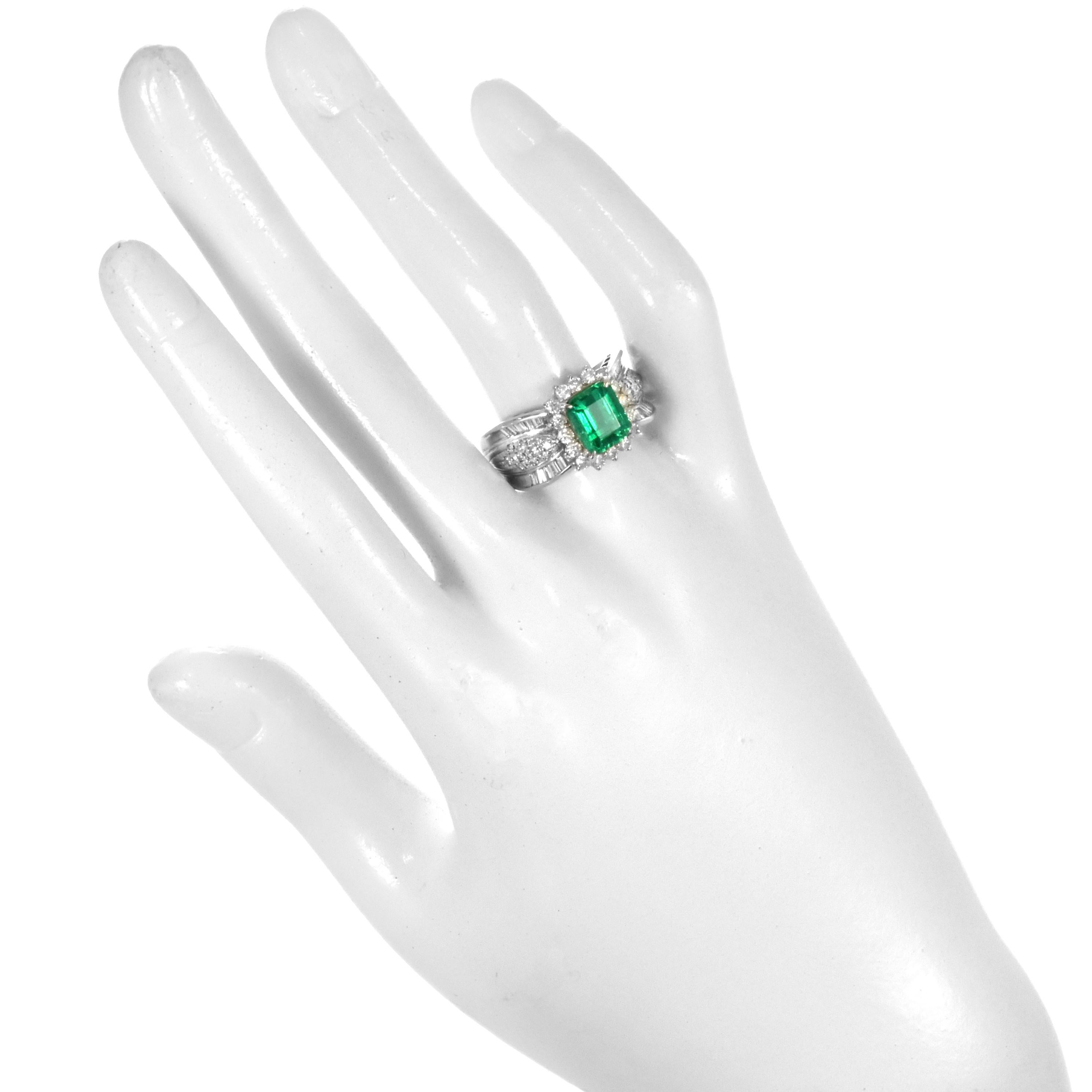 2.05 Carat Natural Emerald and Diamond Cocktail Ring Made in Platinum im Angebot 5
