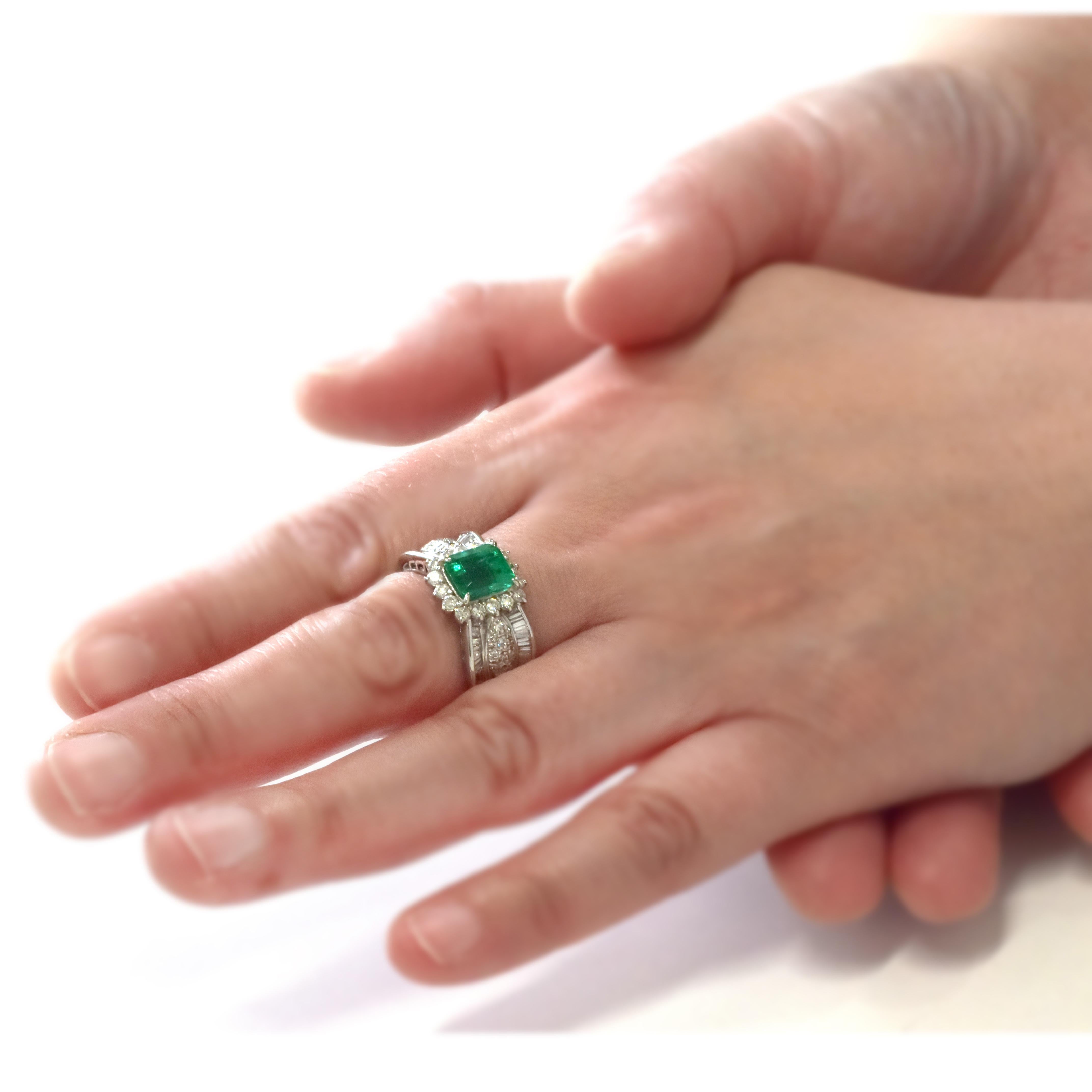 2.05 Carat Natural Emerald and Diamond Cocktail Ring Made in Platinum im Angebot 6