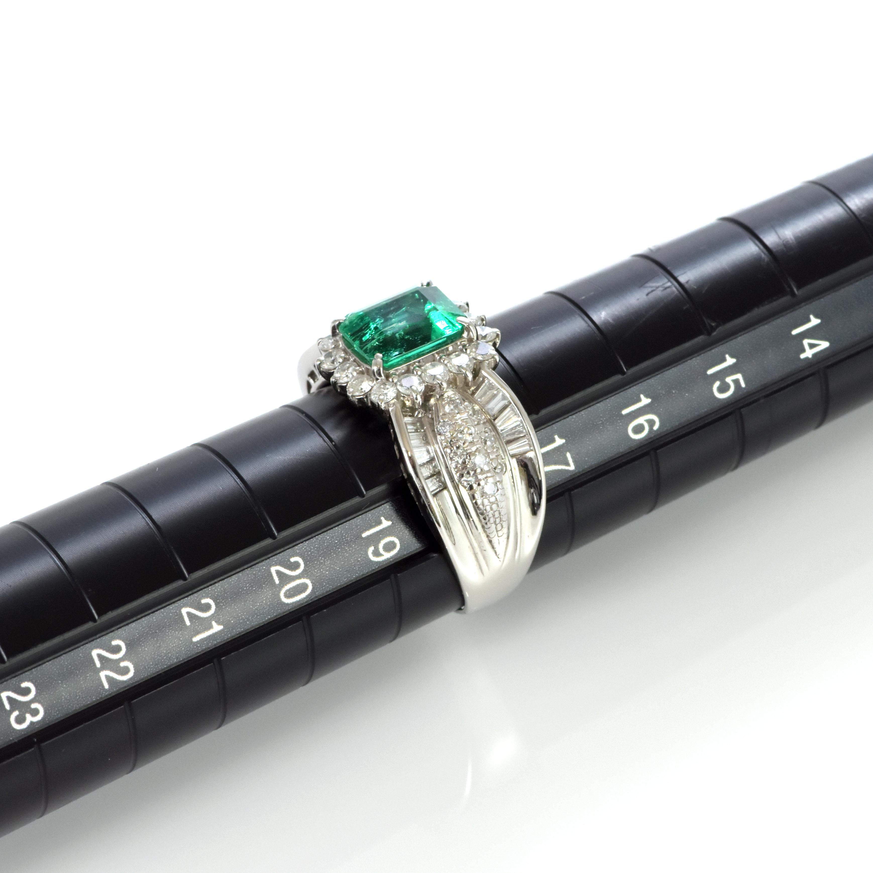 2.05 Carat Natural Emerald and Diamond Cocktail Ring Made in Platinum im Angebot 7