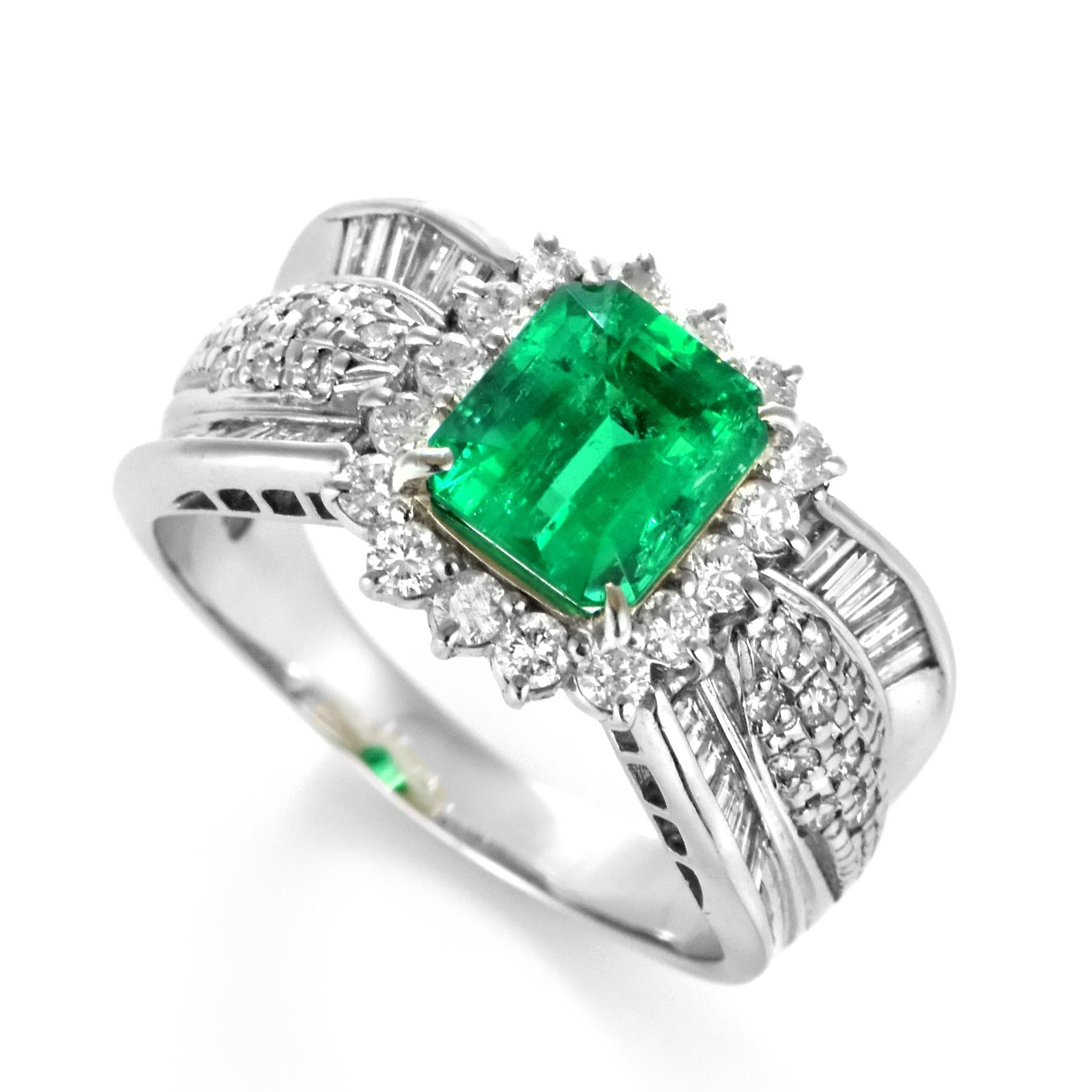 Ein atemberaubender Ring mit einem 2,05 Karat schweren natürlichen Smaragd und 1,05 Karat Diamanten in Platin gefasst. Seit Tausenden von Jahren bewundern die Menschen das Grün des Smaragds. Smaragde werden seit jeher mit den üppigsten Landschaften