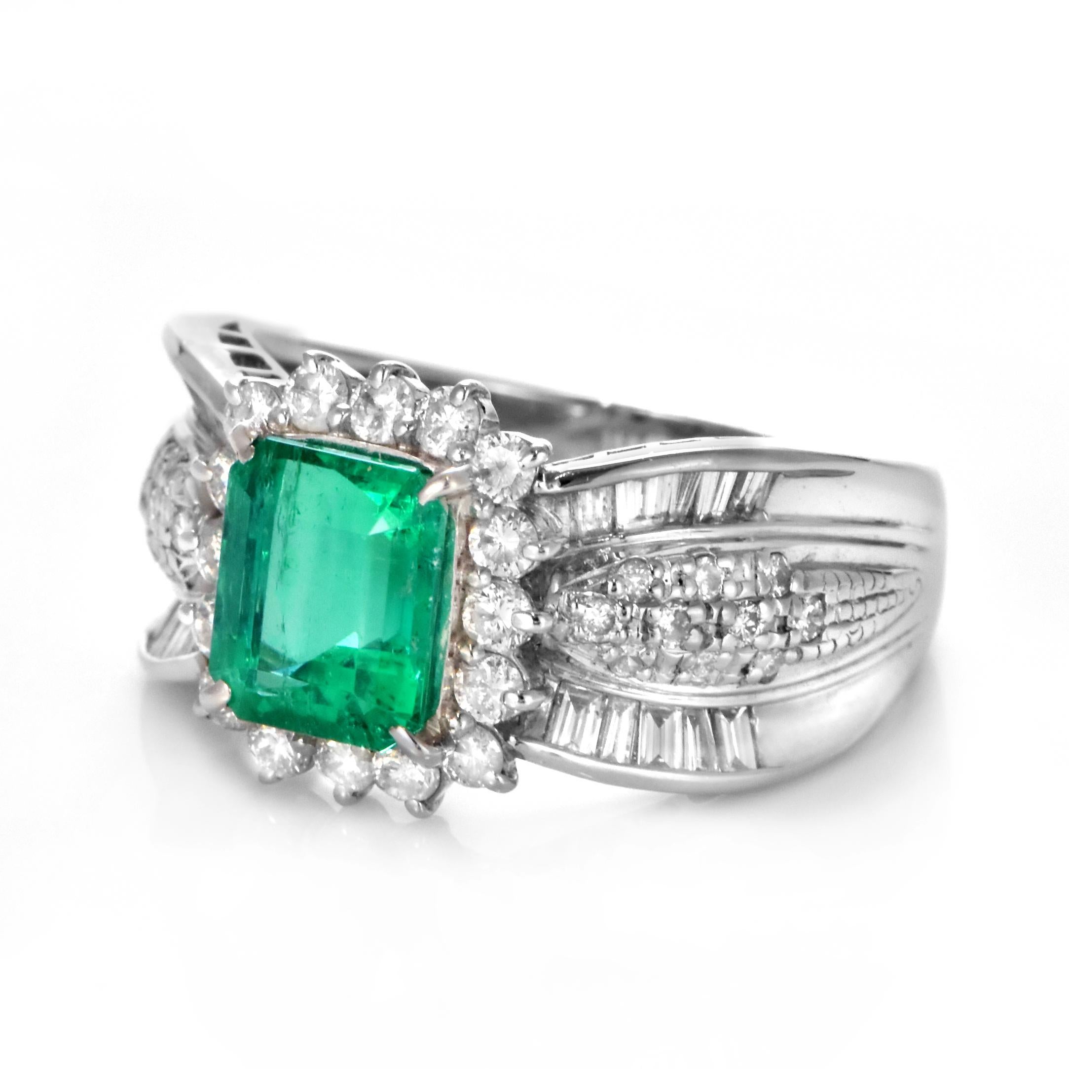 2.05 Carat Natural Emerald and Diamond Cocktail Ring Made in Platinum (Moderne) im Angebot