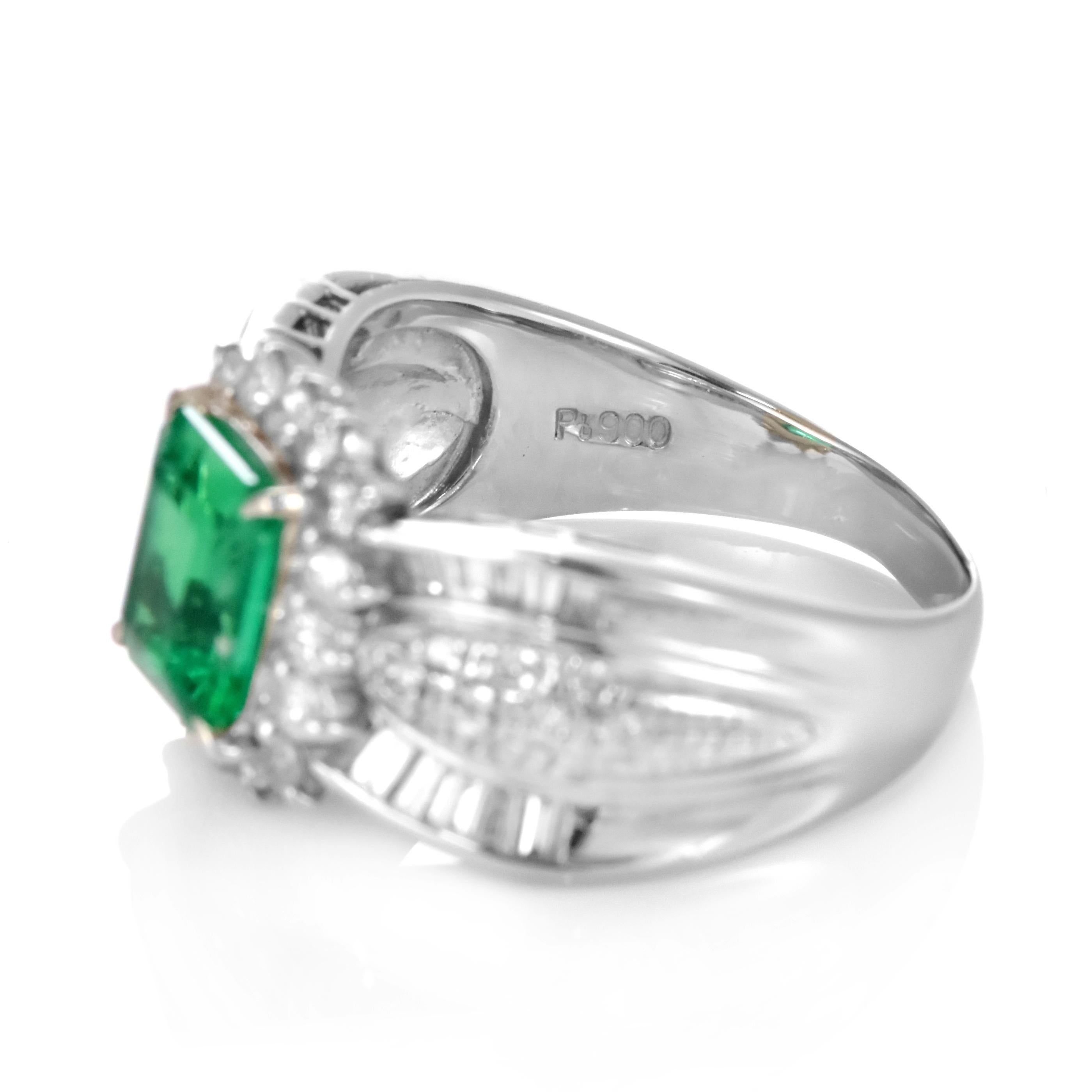 2.05 Carat Natural Emerald and Diamond Cocktail Ring Made in Platinum im Zustand „Hervorragend“ im Angebot in Tokyo, JP