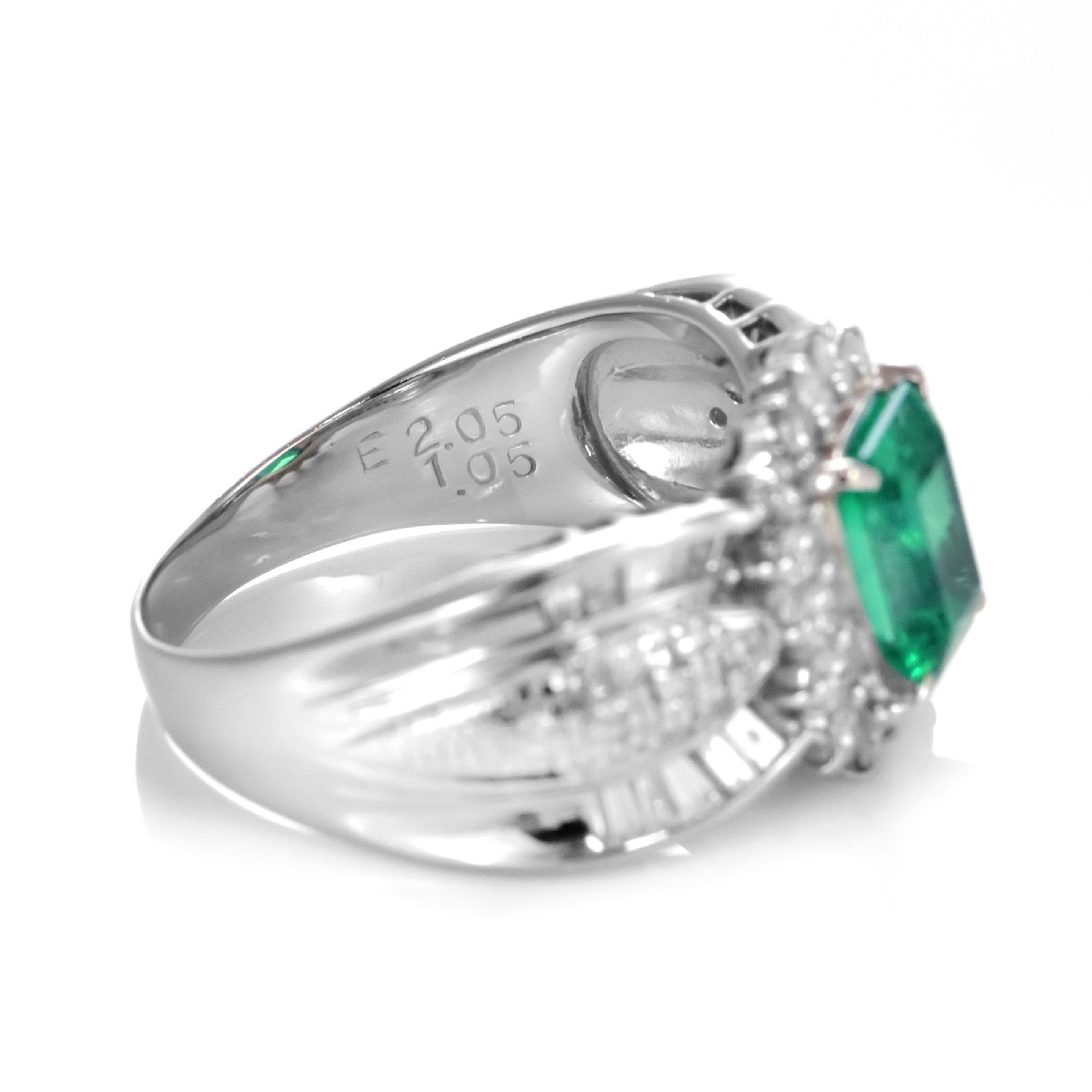 2.05 Carat Natural Emerald and Diamond Cocktail Ring Made in Platinum Damen im Angebot