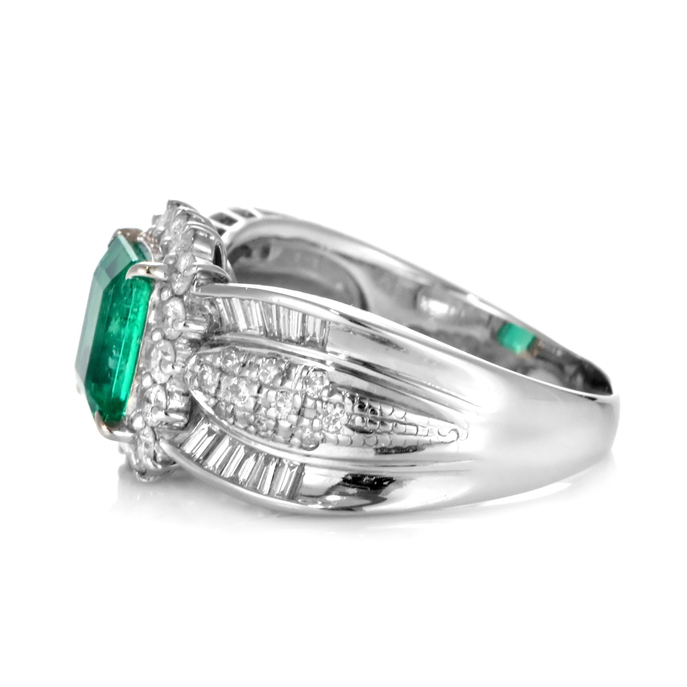 2.05 Carat Natural Emerald and Diamond Cocktail Ring Made in Platinum im Angebot 1