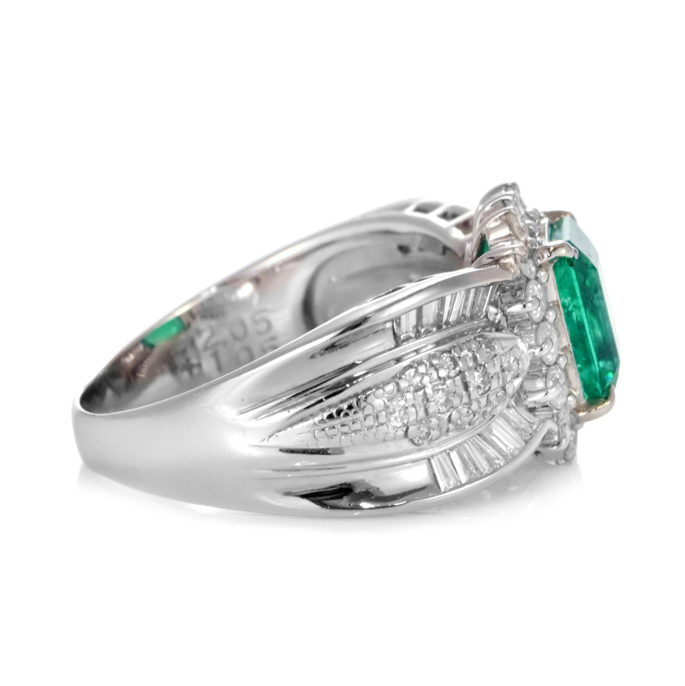 2.05 Carat Natural Emerald and Diamond Cocktail Ring Made in Platinum im Angebot 2