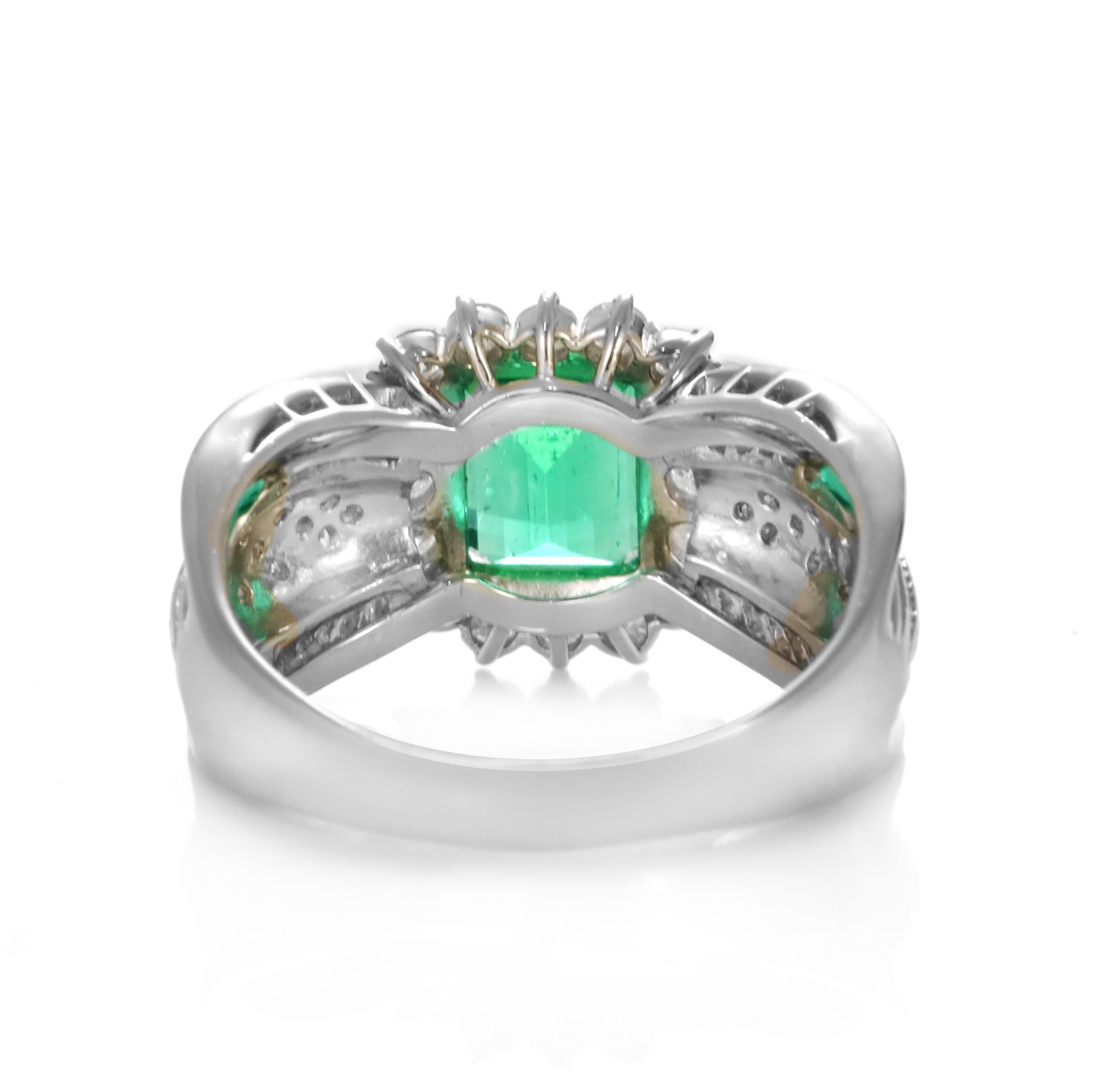 2.05 Carat Natural Emerald and Diamond Cocktail Ring Made in Platinum im Angebot 3