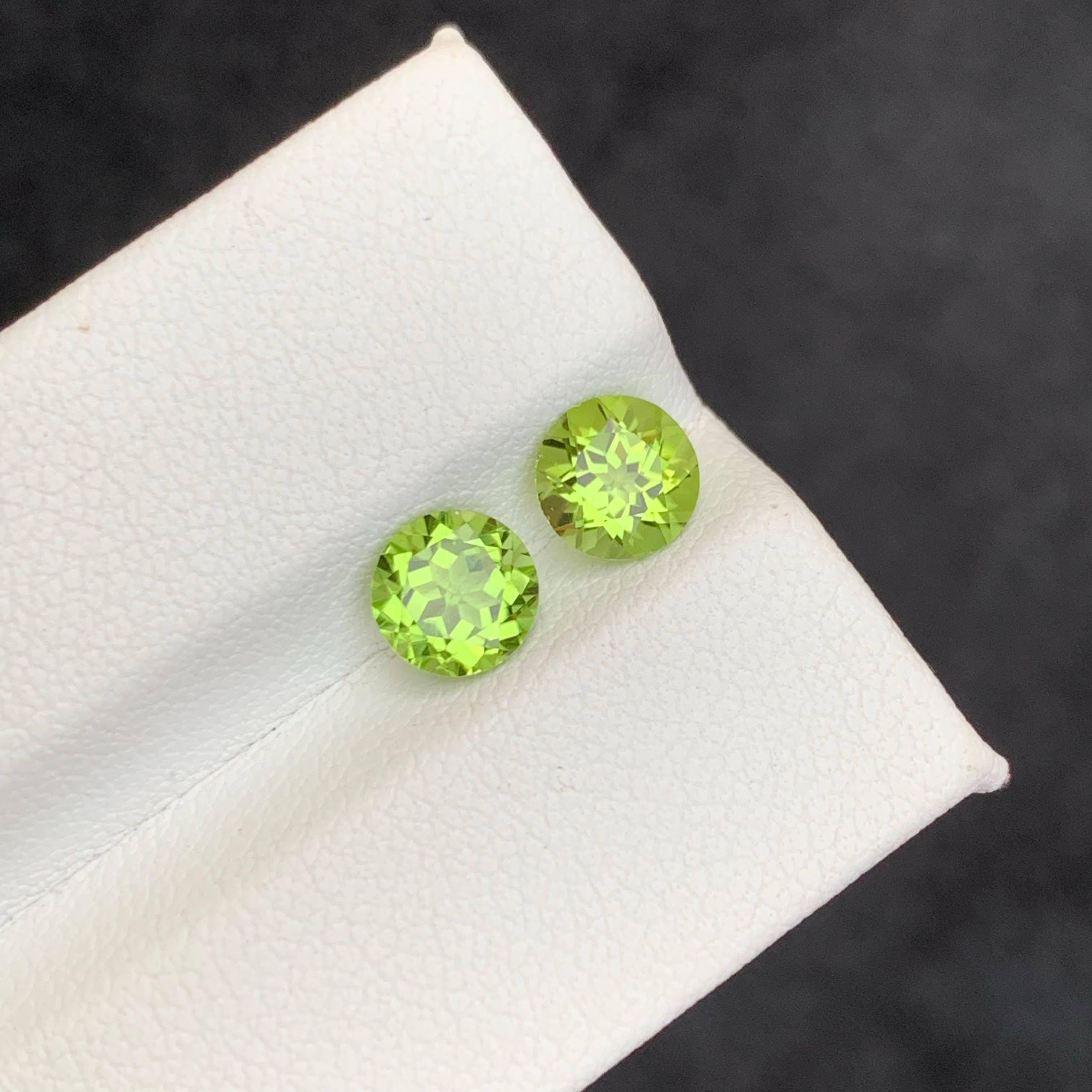 2.05 Carat Natural Loose Apple Green Peridot Pair Round Cut Pakistani Gemstones (Moderne) im Angebot