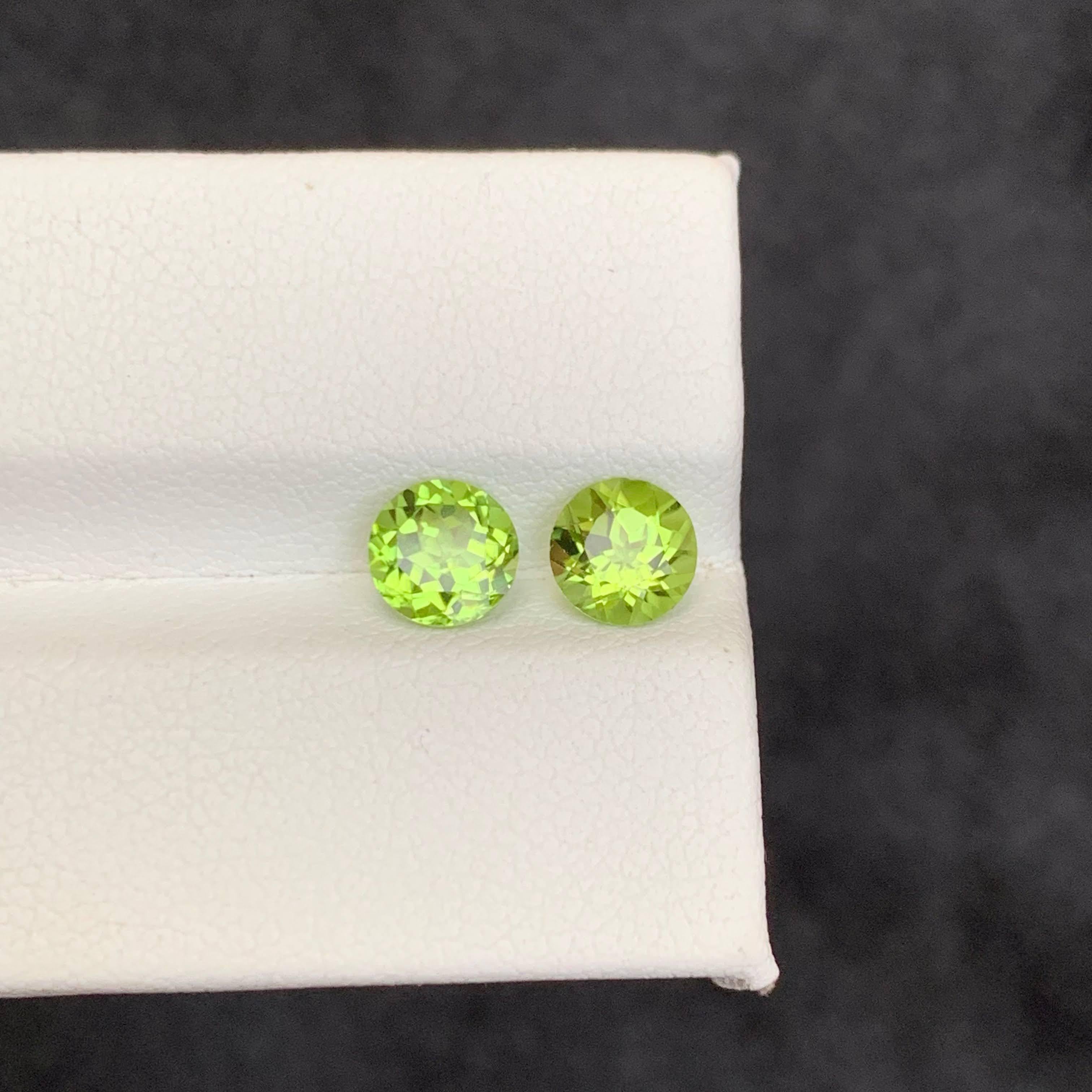 2.05 Carat Natural Loose Apple Green Peridot Pair Round Cut Pakistani Gemstones (Rundschliff) im Angebot