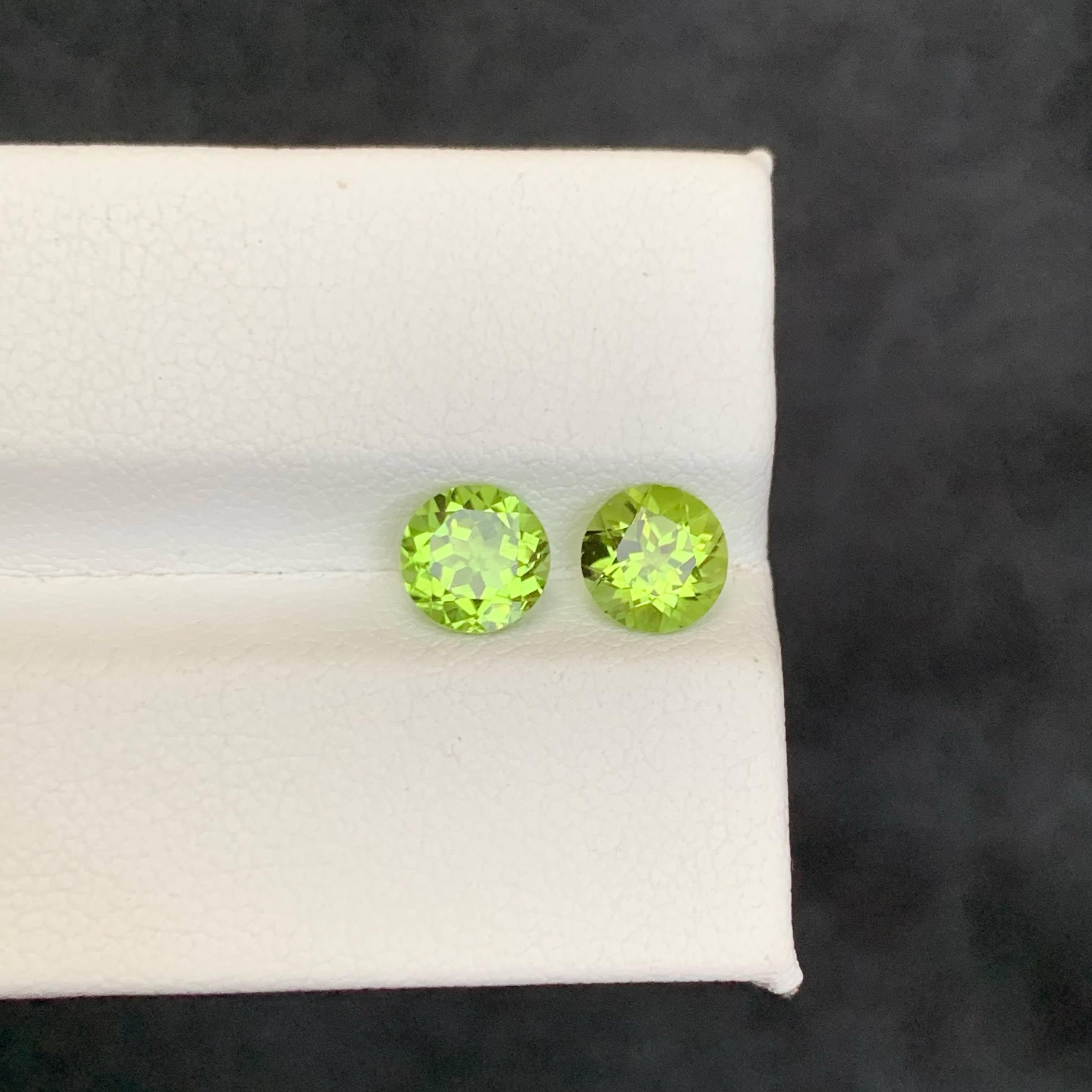 2.05 Carat Natural Loose Apple Green Peridot Pair Round Cut Pakistani Gemstones im Zustand „Neu“ im Angebot in Bangkok, TH
