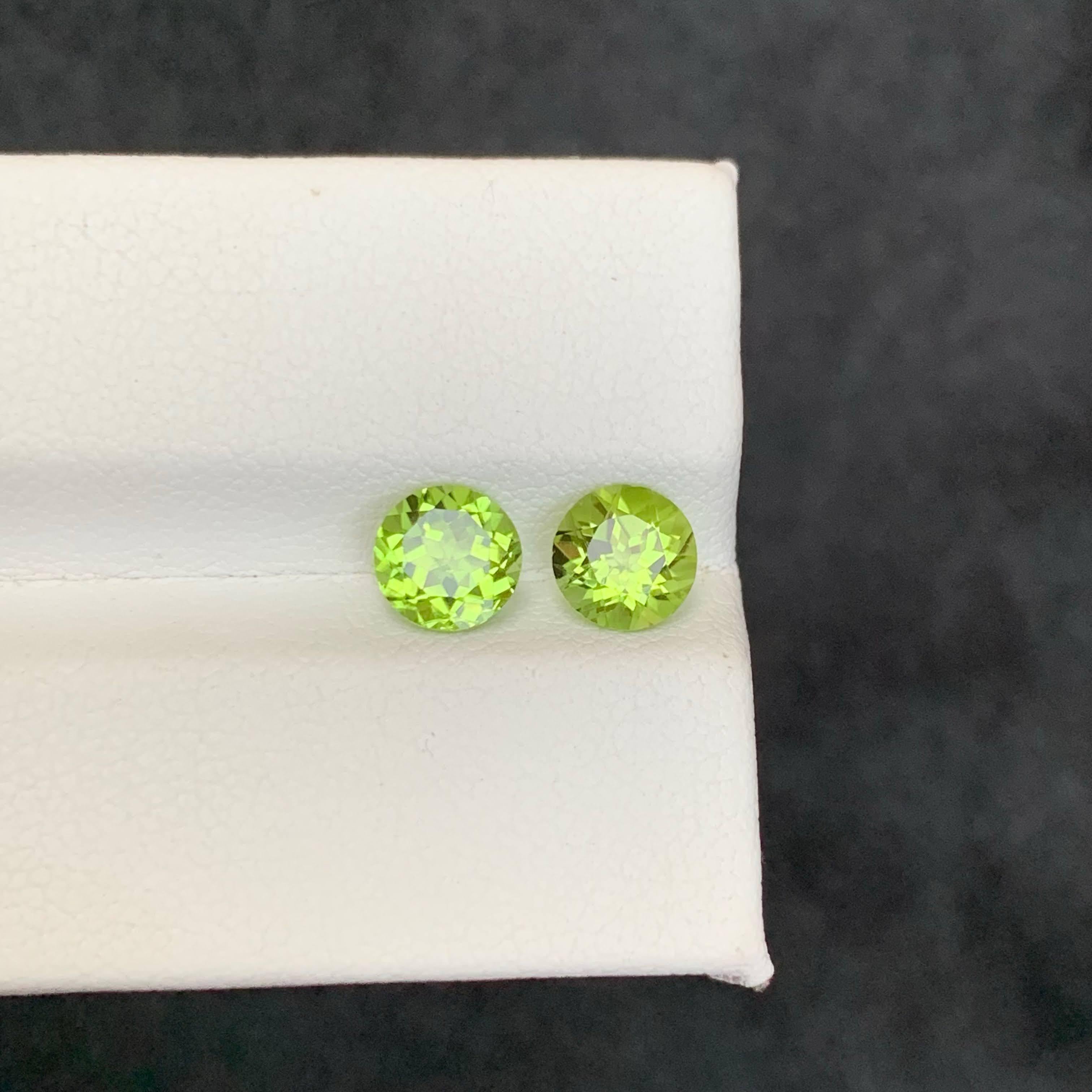 2.05 Carat Natural Loose Apple Green Peridot Pair Round Cut Pakistani Gemstones für Damen oder Herren im Angebot