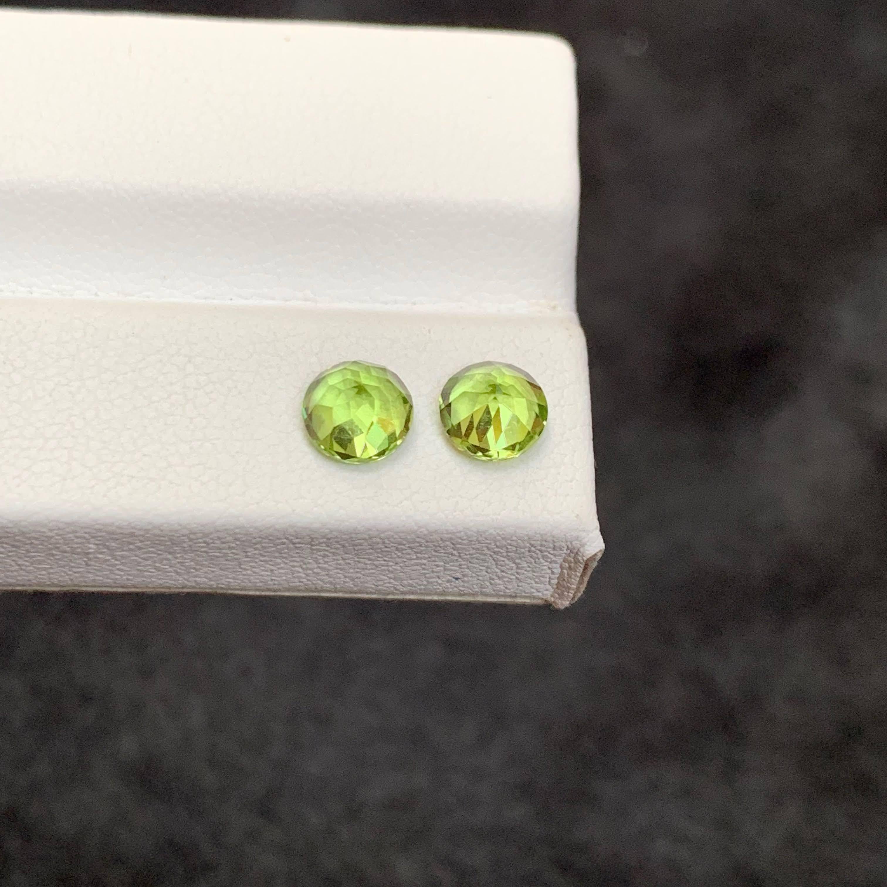 2.05 Carat Natural Loose Apple Green Peridot Pair Round Cut Pakistani Gemstones im Angebot 1