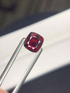 2,05 Karat Natürlicher loser burmesischer roter Spinell im Kissenschliff Edelstein