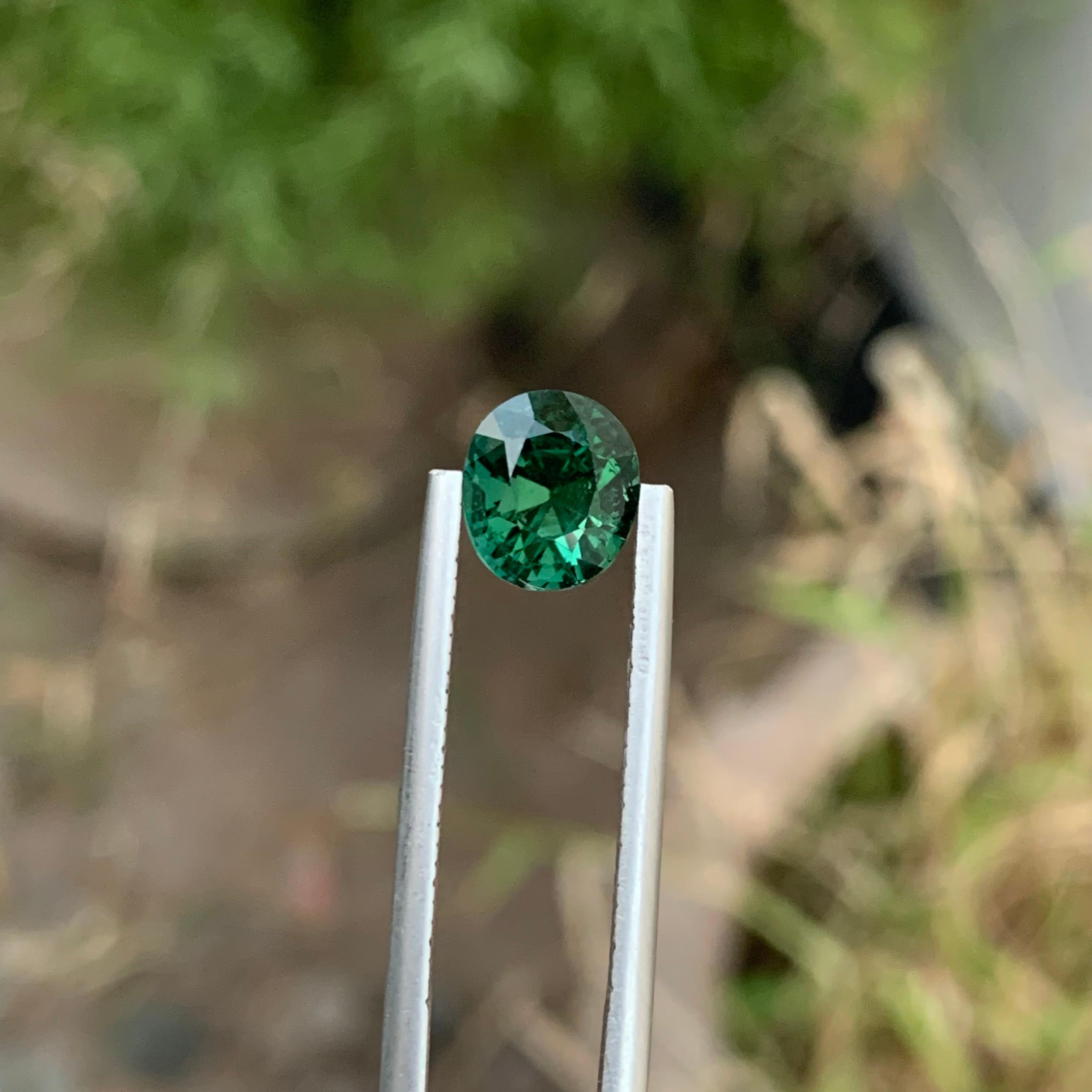 Tourmaline verte naturelle non sertie de 2,05 carats de forme ovale pour la fabrication de bijoux  en vente 4