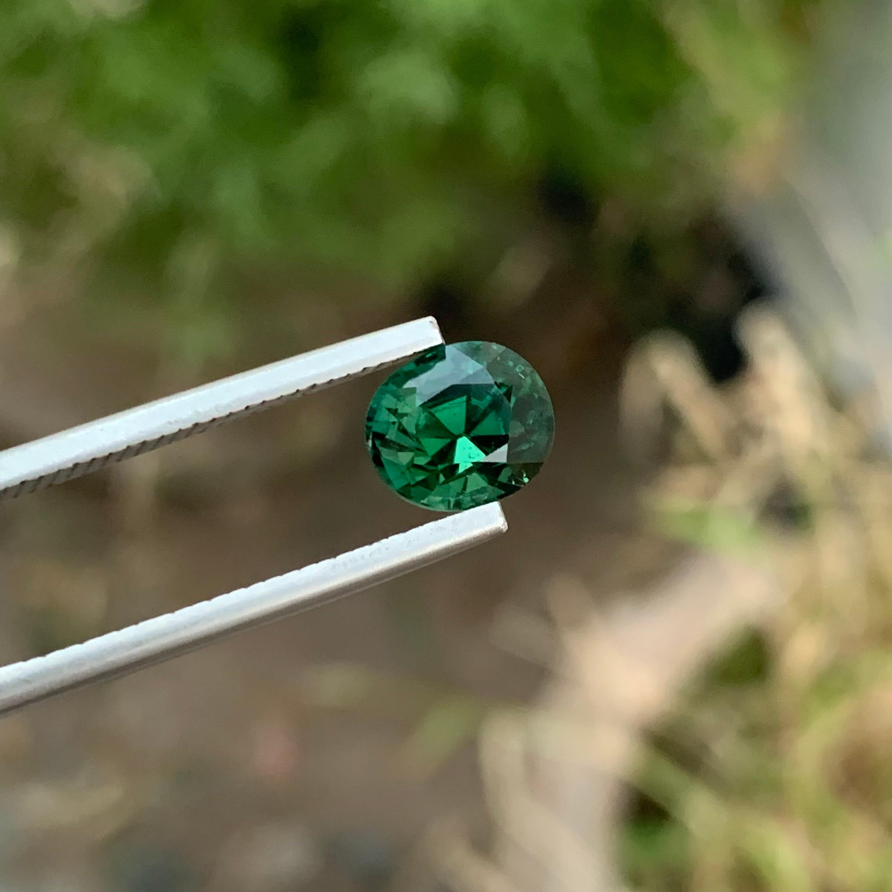 Tourmaline verte naturelle non sertie de 2,05 carats de forme ovale pour la fabrication de bijoux  en vente 5