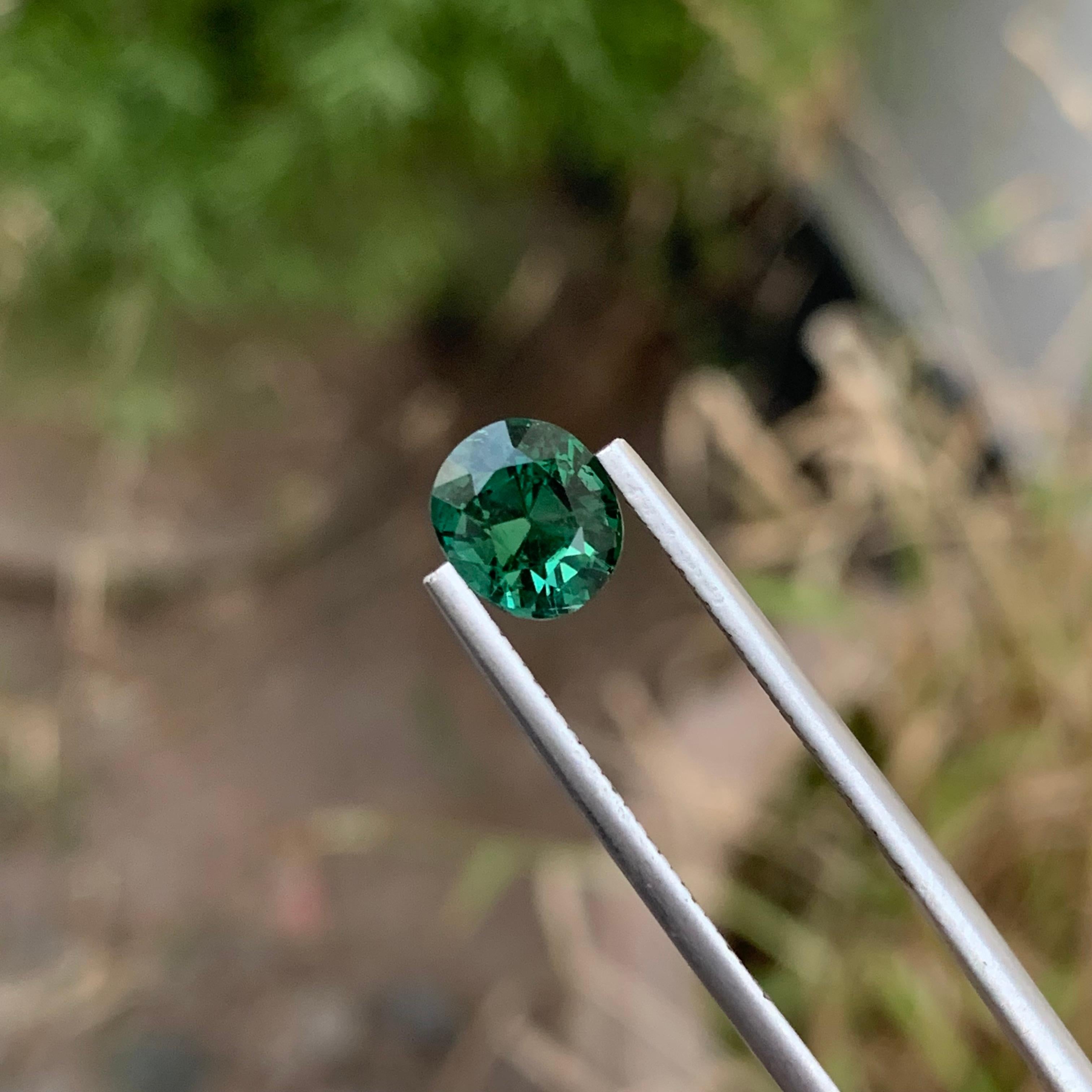 Tourmaline verte naturelle non sertie de 2,05 carats de forme ovale pour la fabrication de bijoux  Unisexe en vente